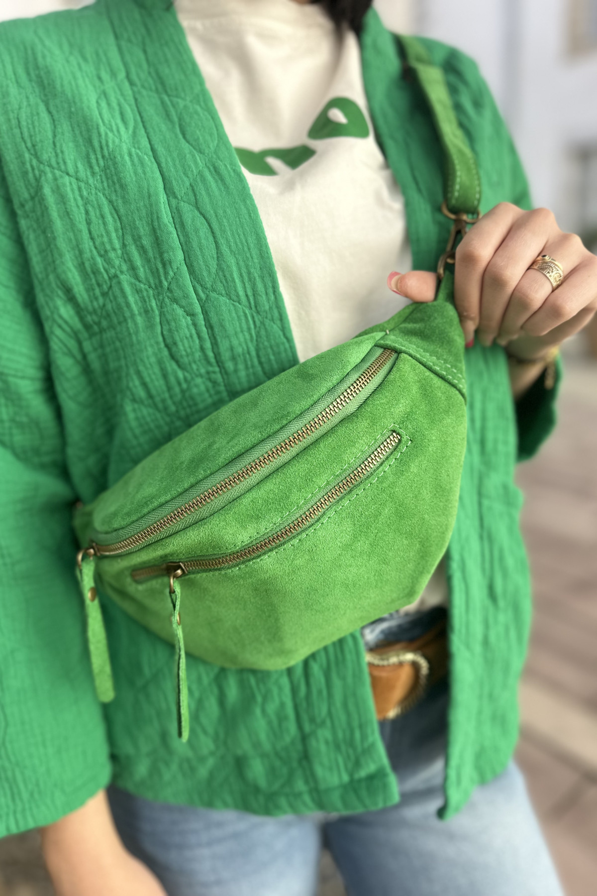 Banane en daim vert avec bandoulière ajustable