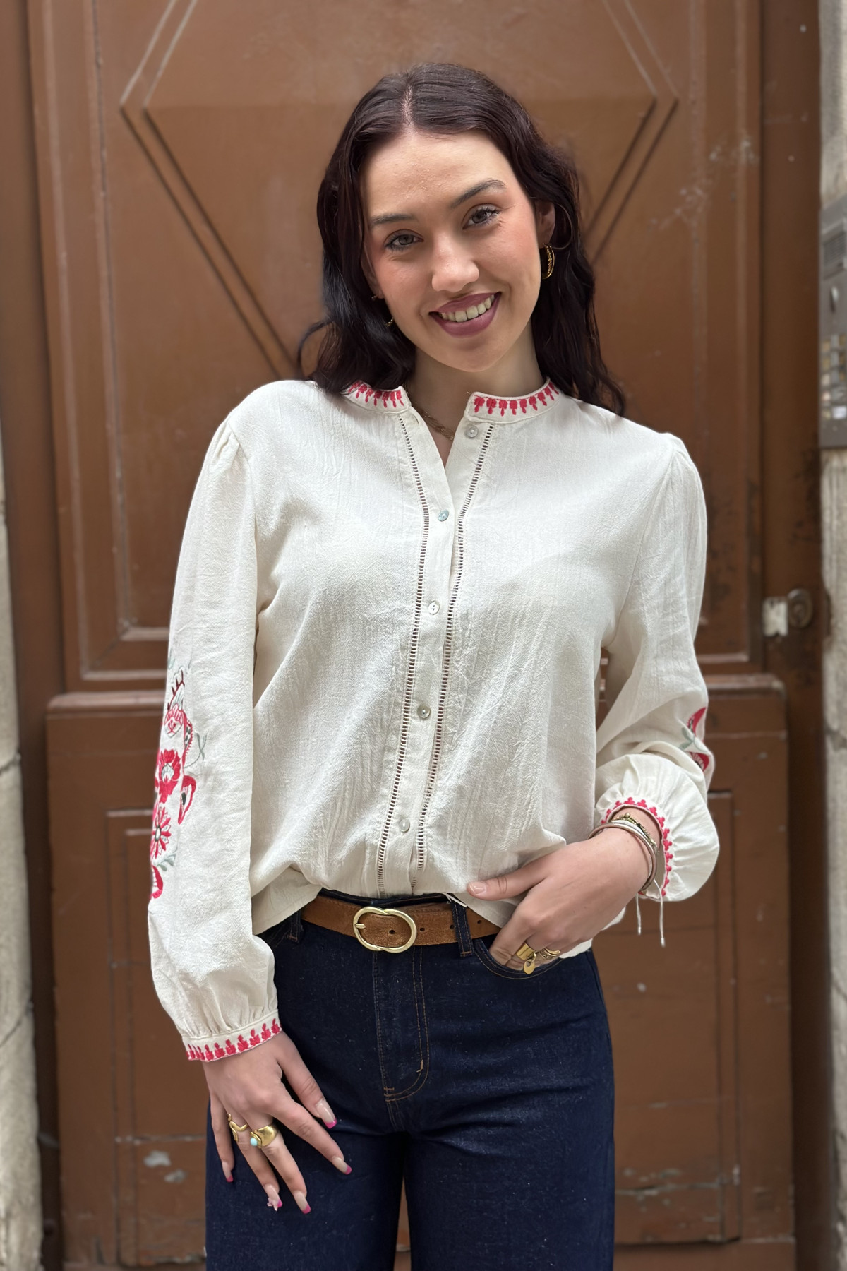 Blouse bohème blanche avec des broderies florales rose 