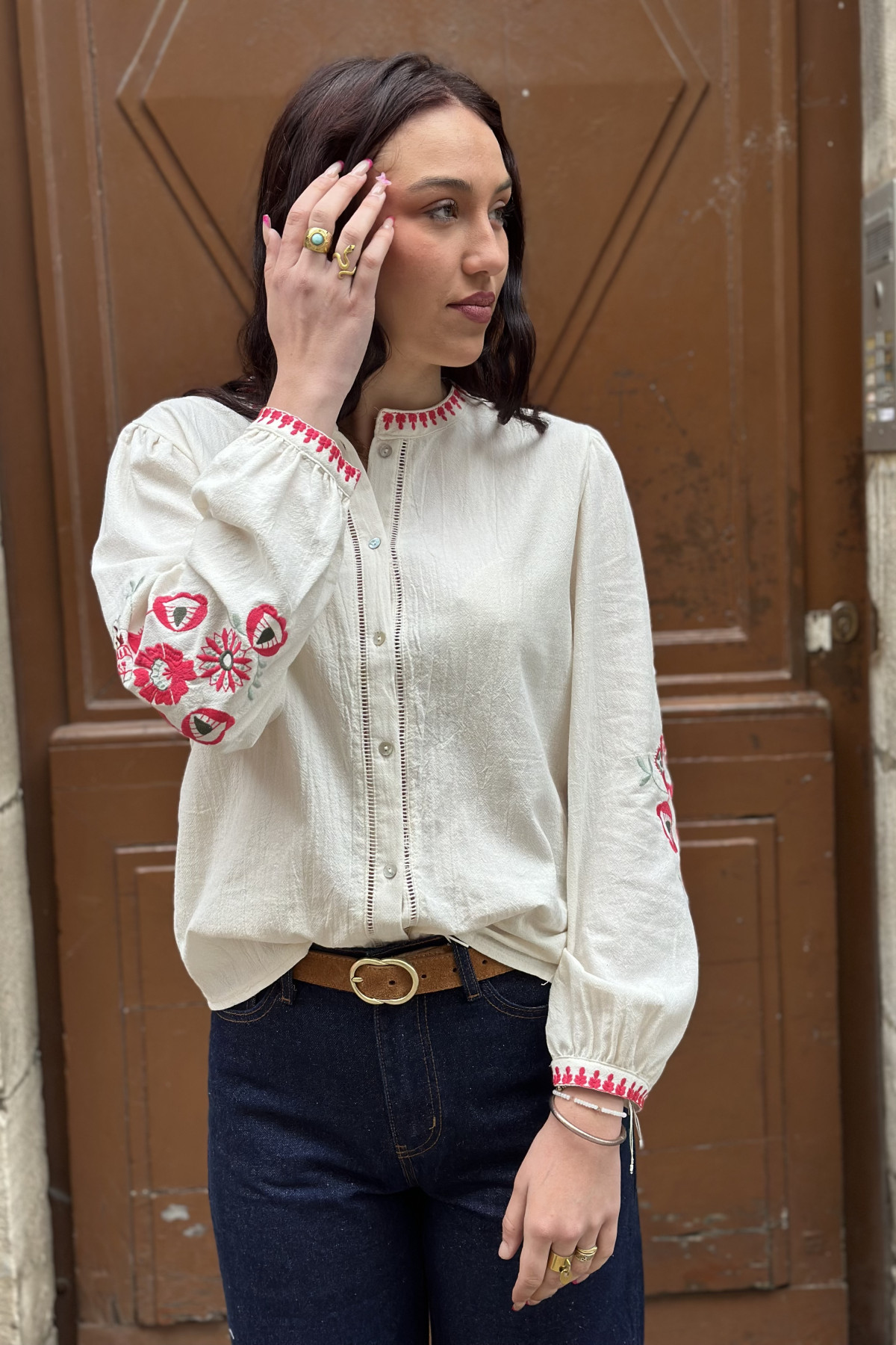 Blouse bohème blanche avec des broderies florales rose 