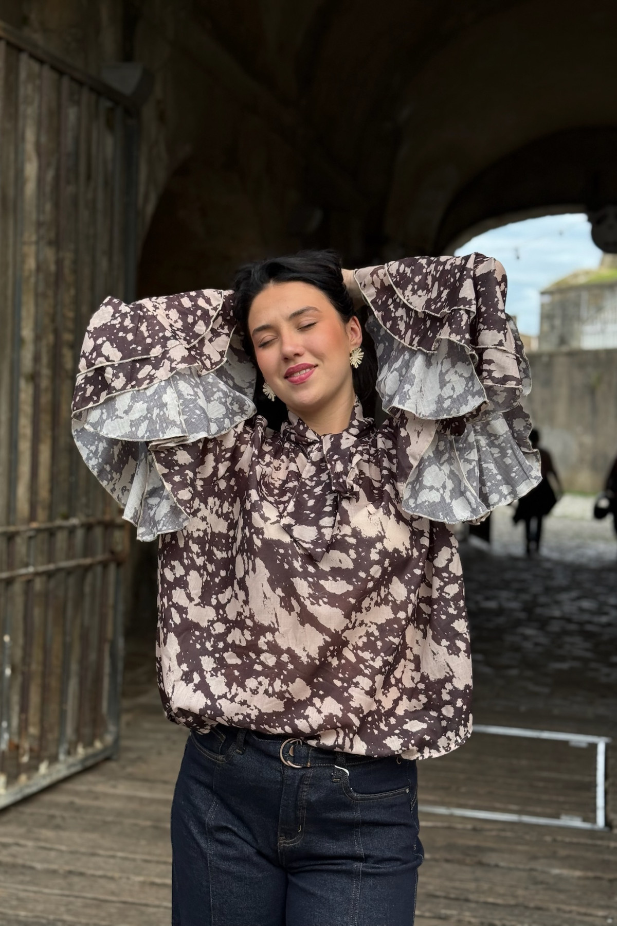 blouse fluide marron et beige 5720 manches longues a volants
