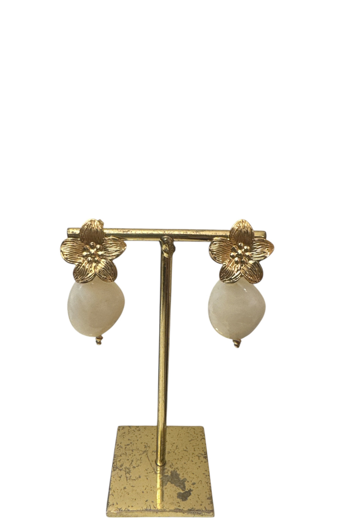 boucles d'oreilles avec fleurs dorées et nacre 