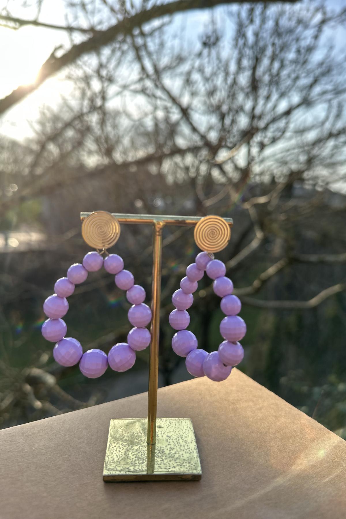 boucles d'oreilles pendantes avec perles violettes