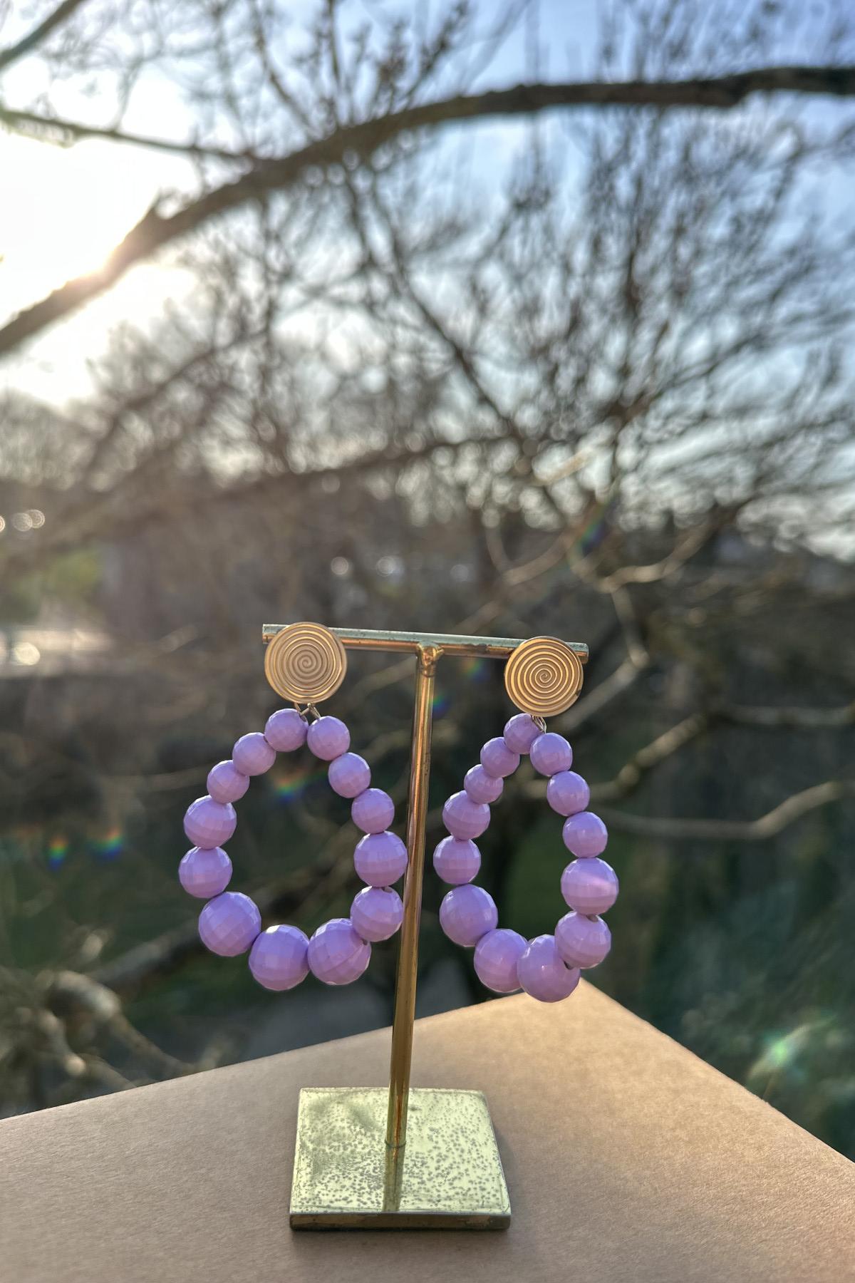 boucles d'oreilles pendantes avec perles violettes