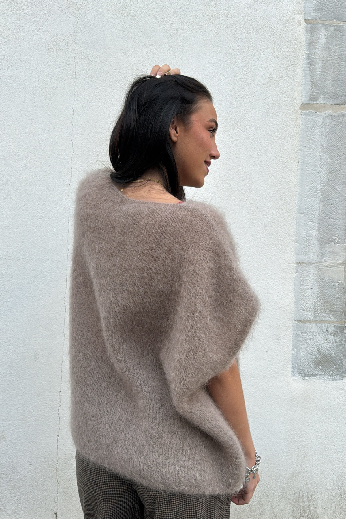 Pull marron en kid mohair col v coupe large sans manches 24214 (3)
