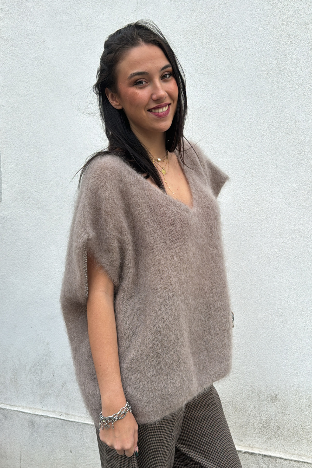 Pull marron en kid mohair col v coupe large sans manches 24214 (4)