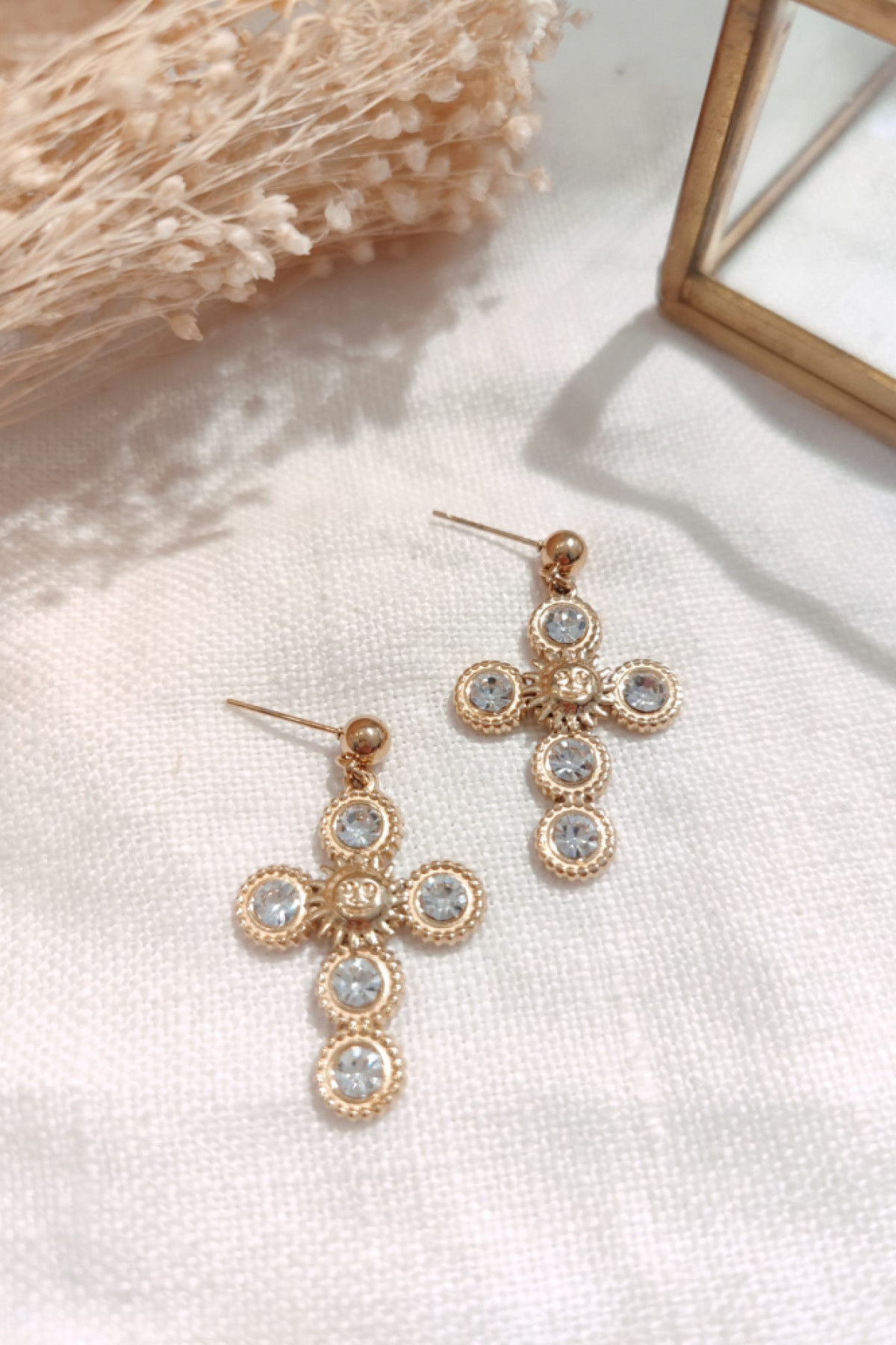 boucles d'oreille croix avec strass et soleil au milieu  (1)