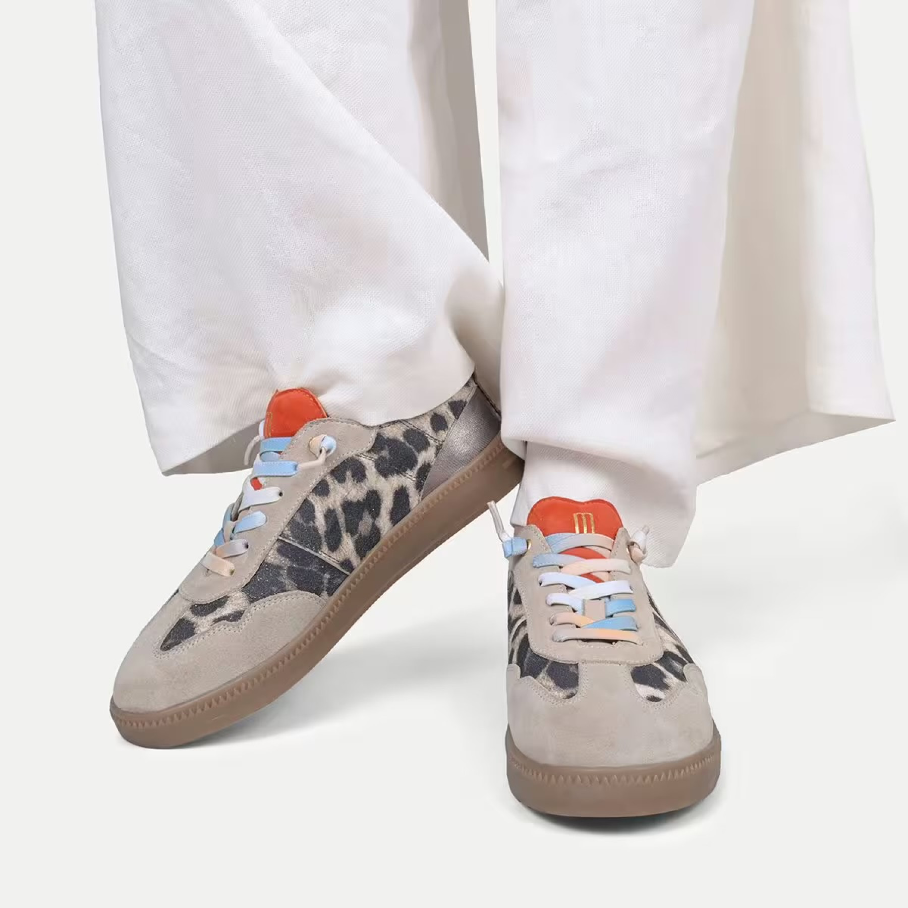 RABEA LEO AVEC DAIM TAUPE ET ÉTAIN MÉTALLISÉ ET ORANGE (1)