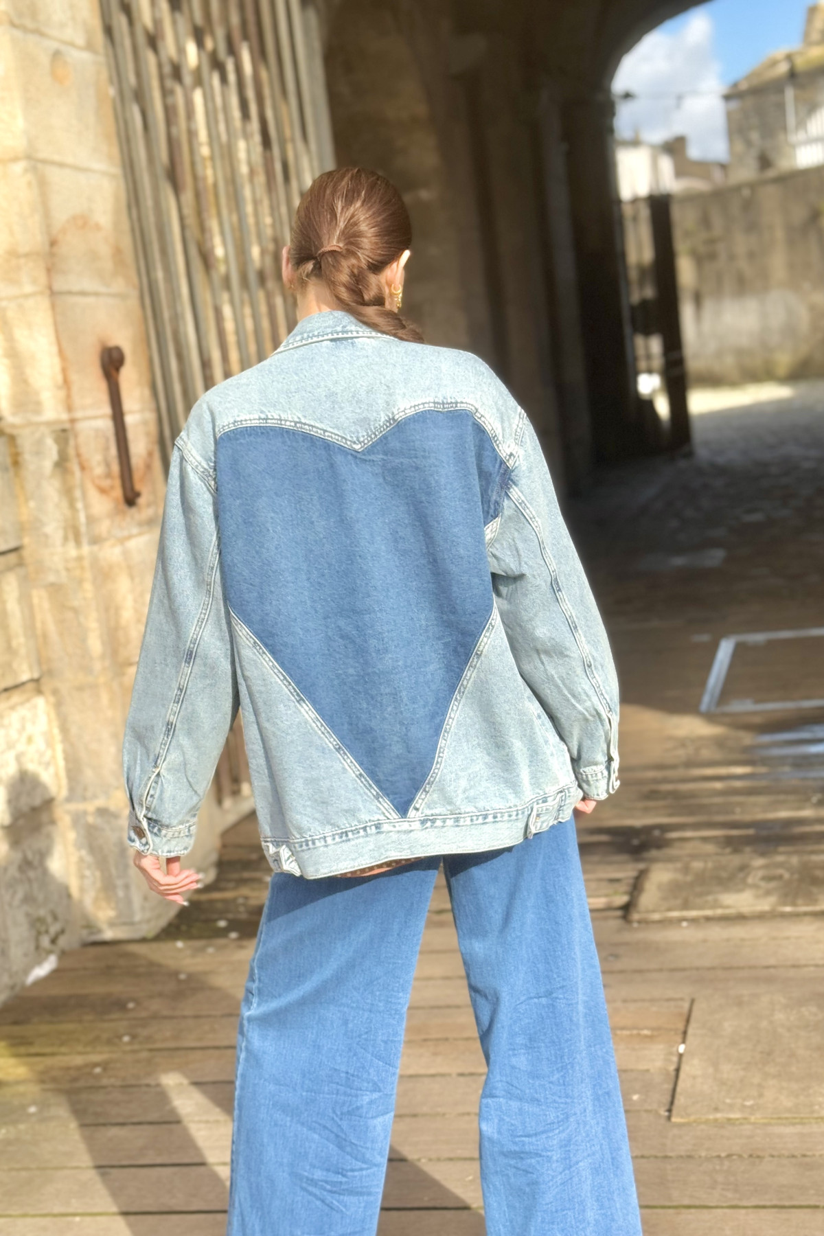 Veste en jeans oversize avec coeur bleu plus foncé (3)