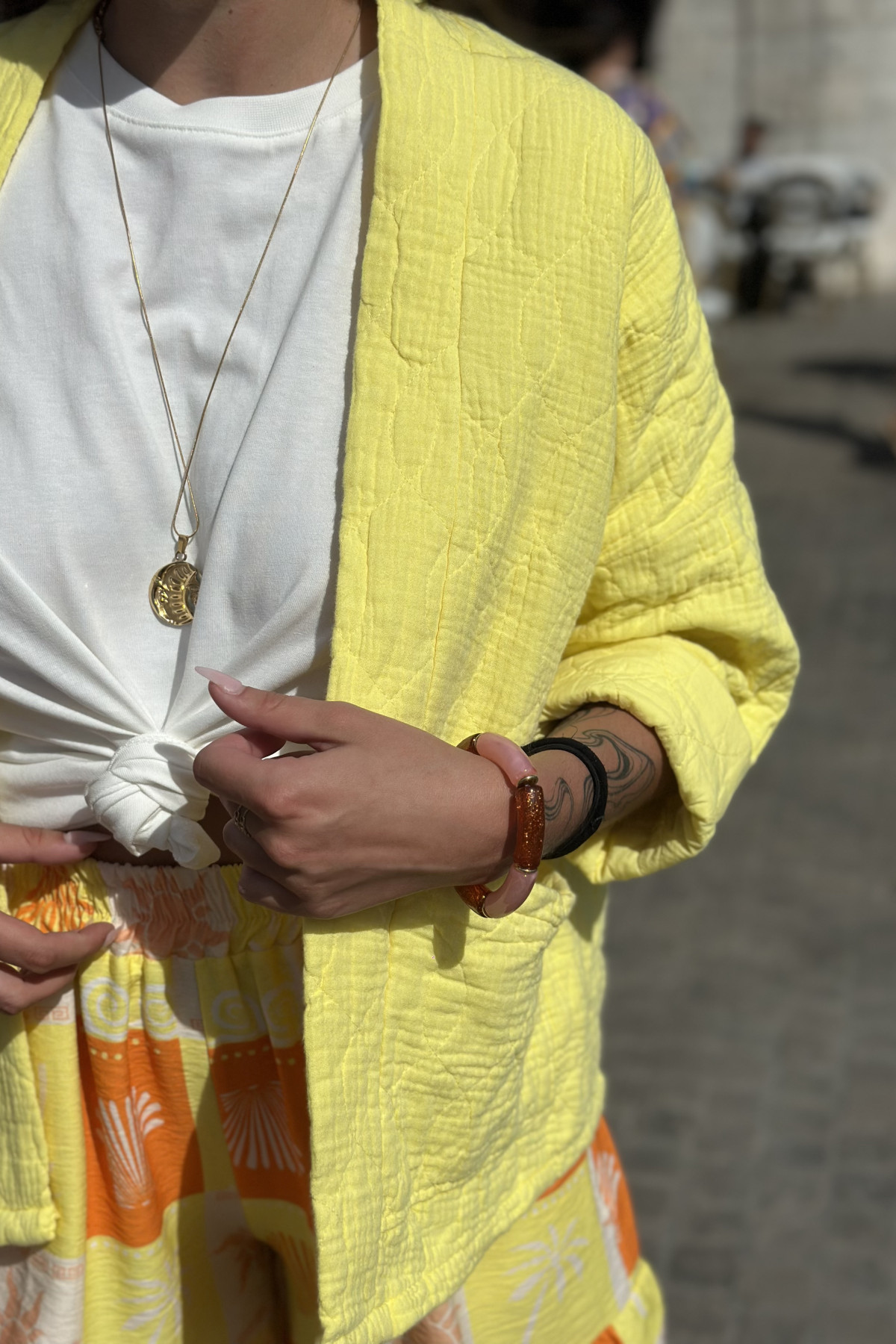 Veste en gaze de coton jaune taille unique coupe oversize (4)