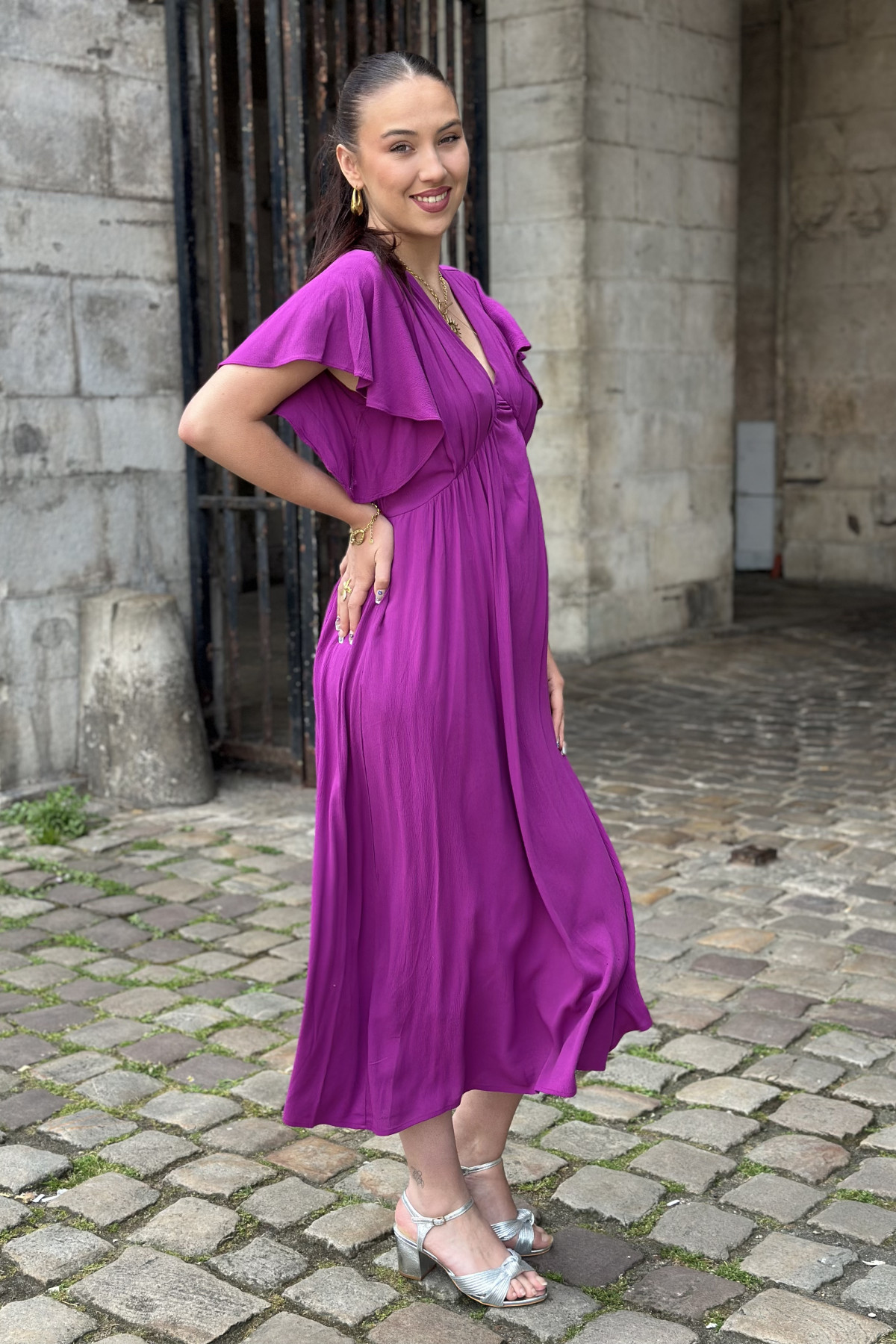 Robe longue fluide the korner violet, avec col en v (2)