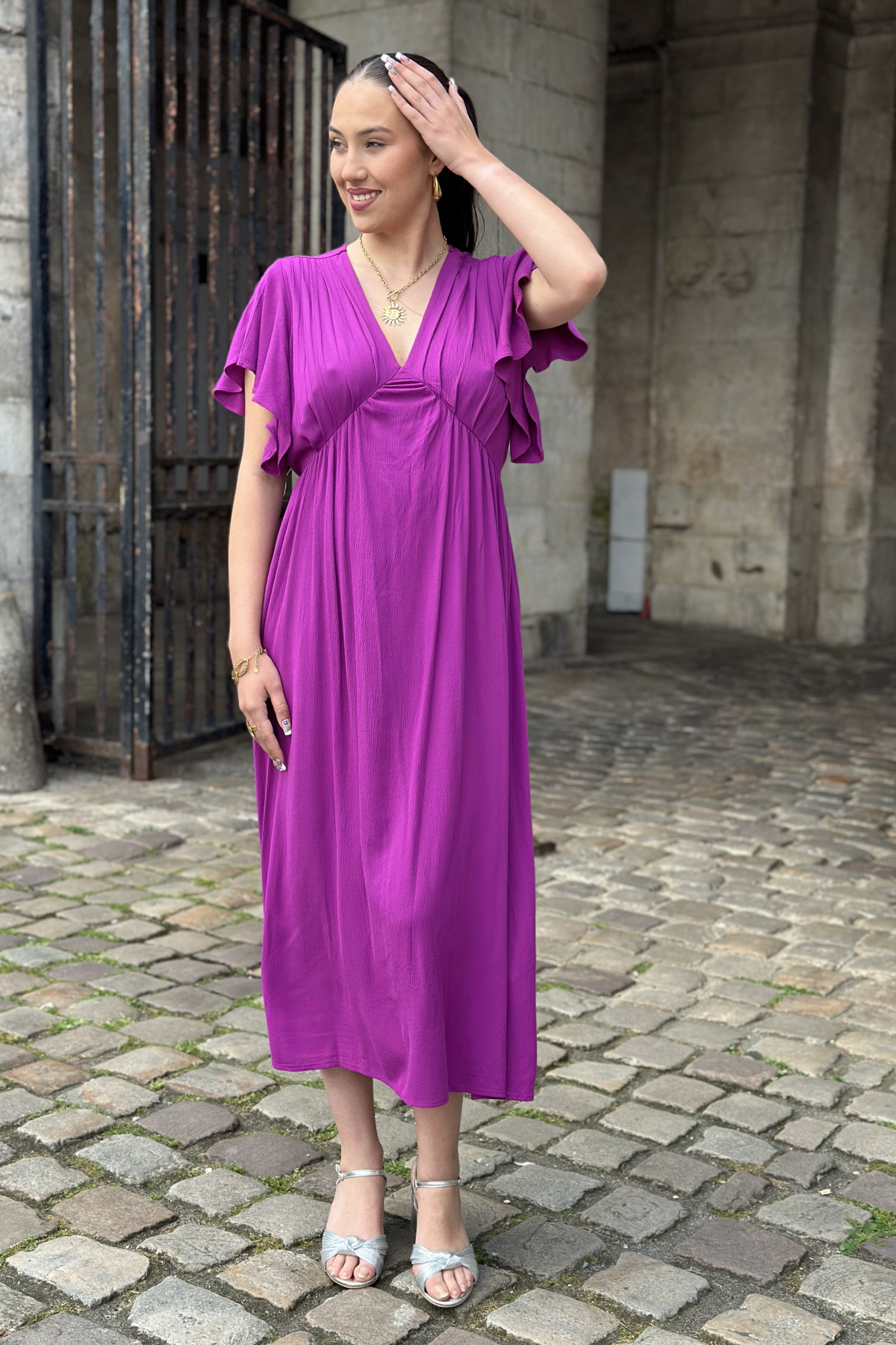 Robe longue fluide the korner violet, avec col en v (3)