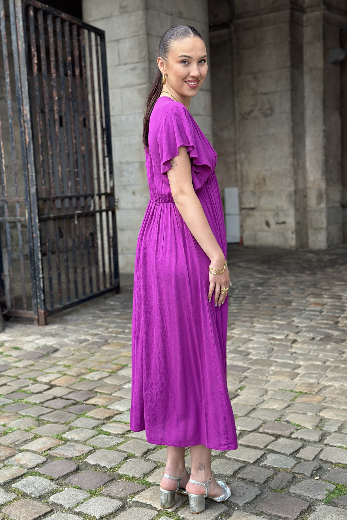 Robe longue fluide the korner violet, avec col en v (5)