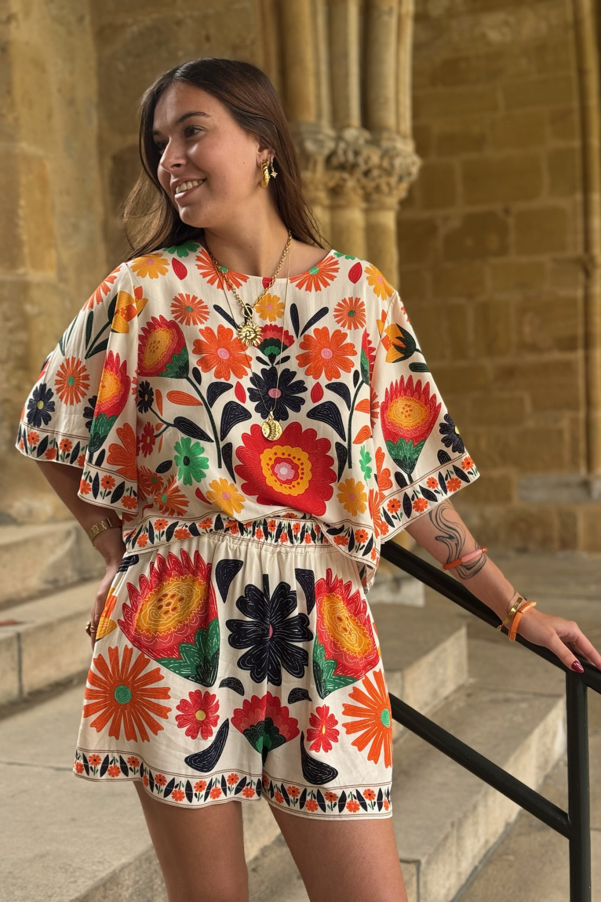Ensemble tee shirt et short imprimé fleuri coloré  (1)
