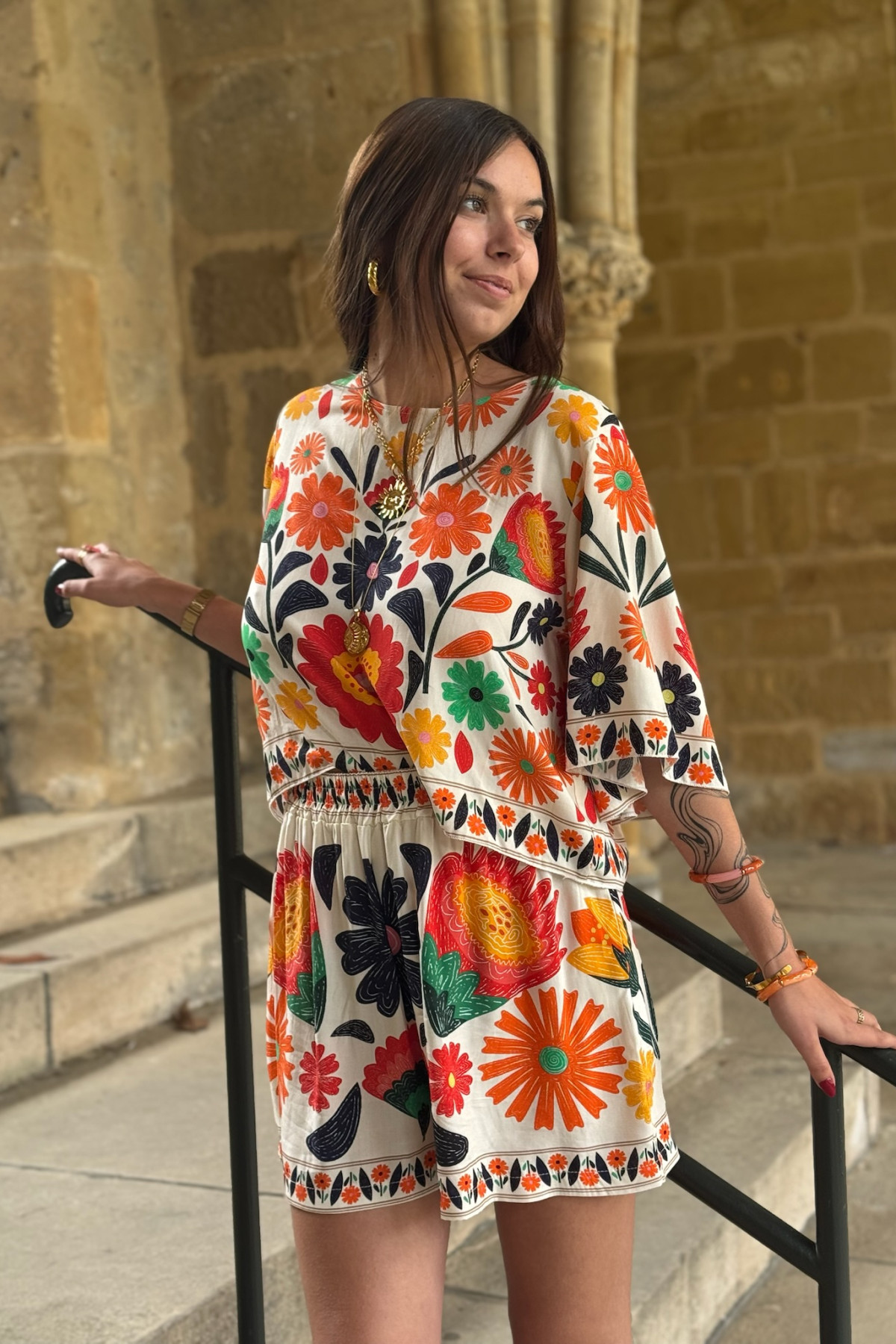 Ensemble tee shirt et short imprimé fleuri coloré  (3)