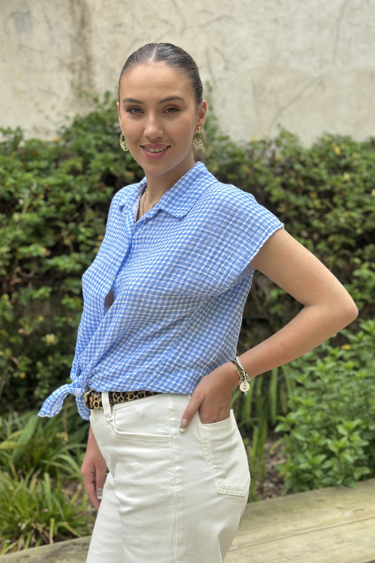 chemisier vichy bleu clair avec noeud et boutons nacrés (3)