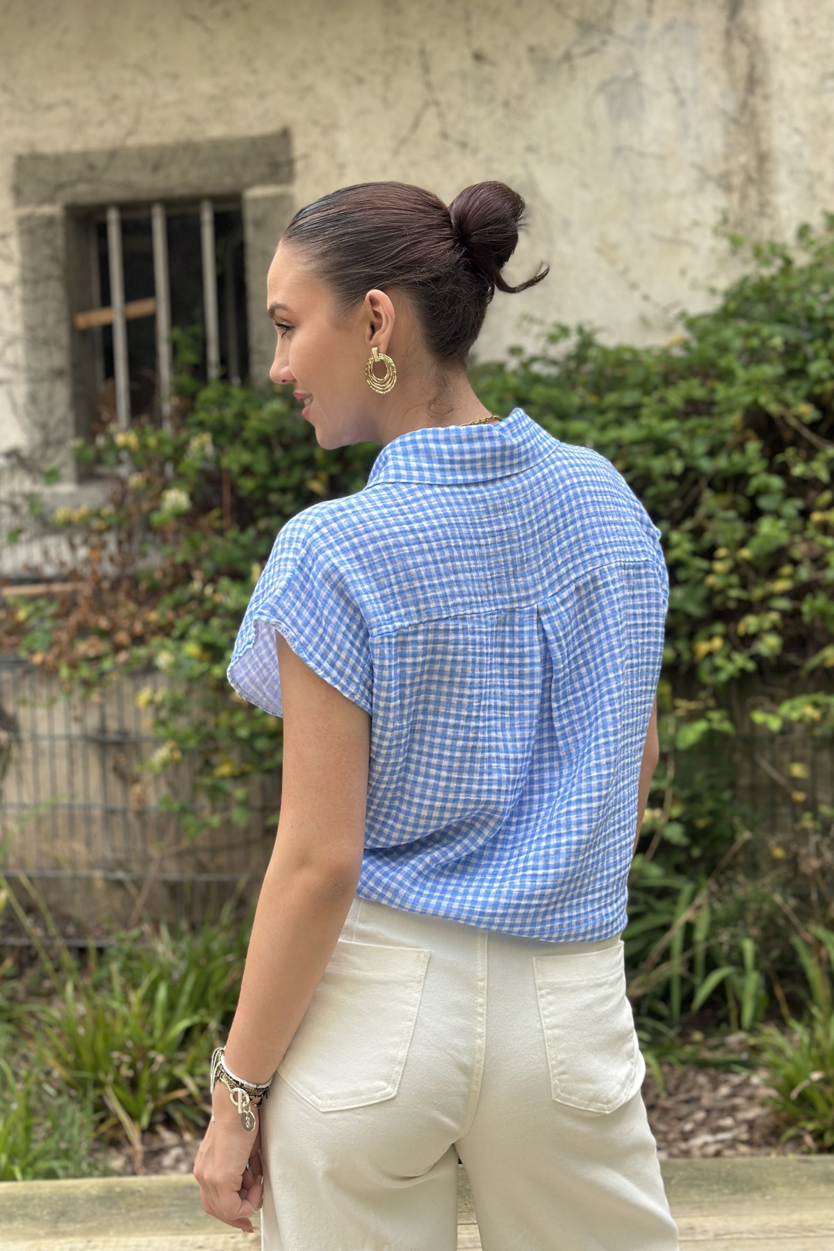 chemisier vichy bleu clair avec noeud et boutons nacrés (4)