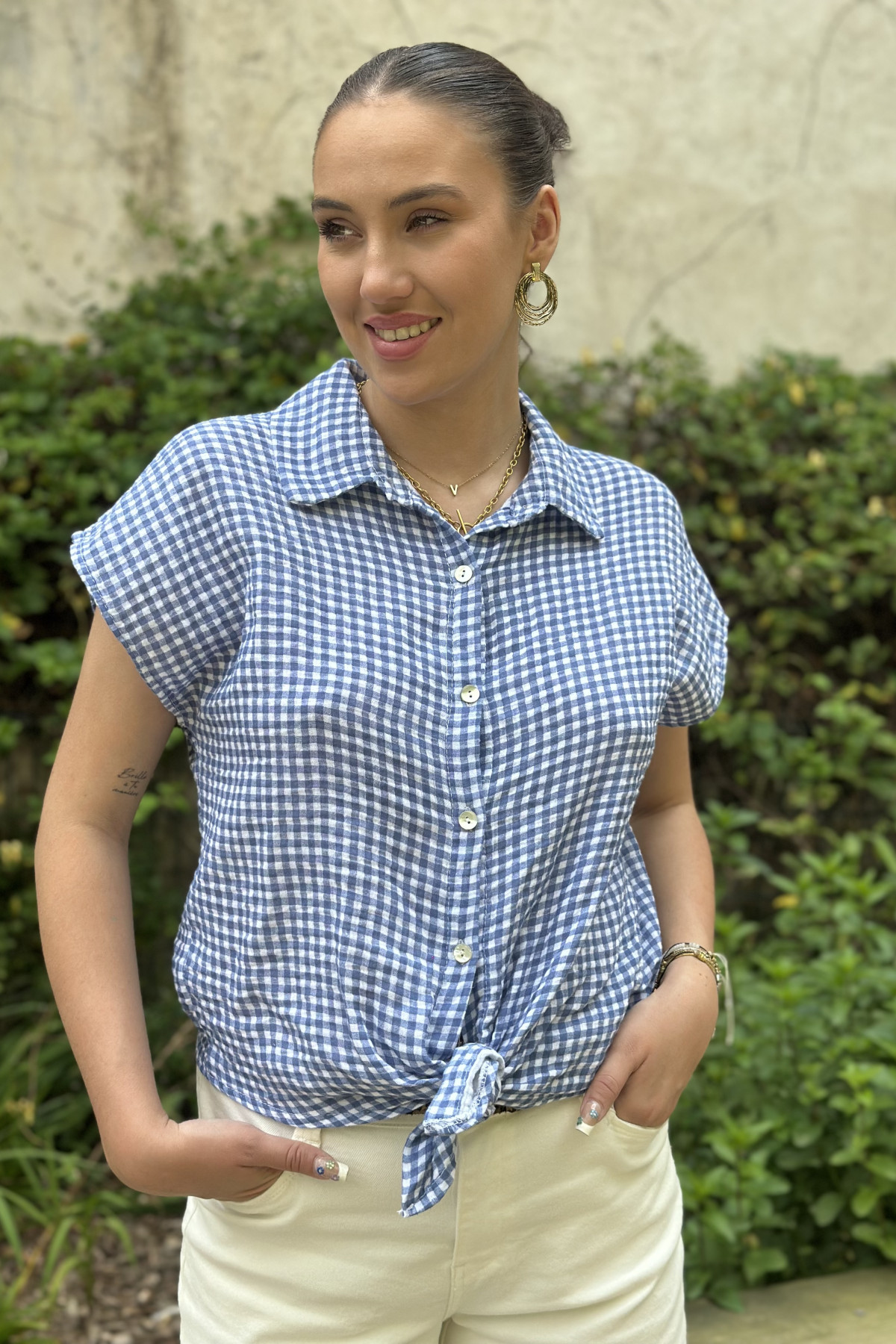 chemisier vichy bleu avec noeud et boutons nacrés (1)