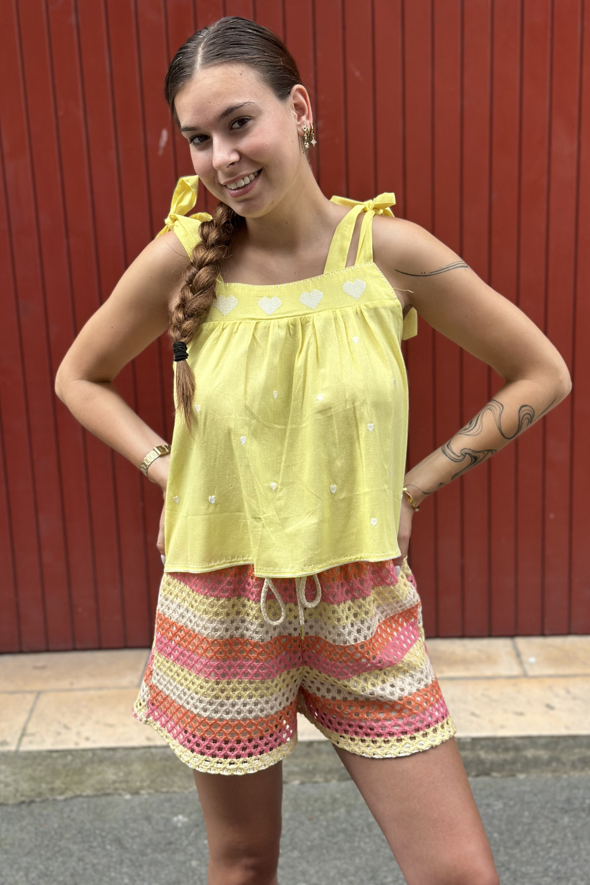 Top jaune a bretelle jaune avec coeurs blanc coupe évasée (2)