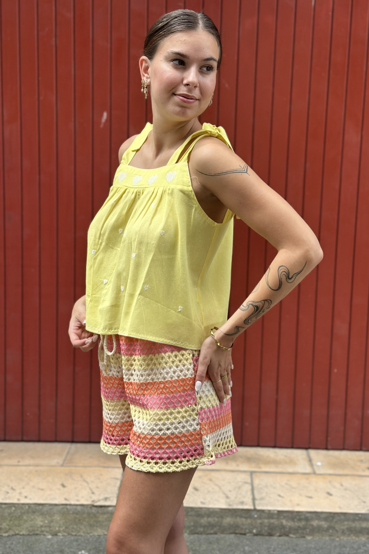 Top jaune a bretelle jaune avec coeurs blanc coupe évasée (3)