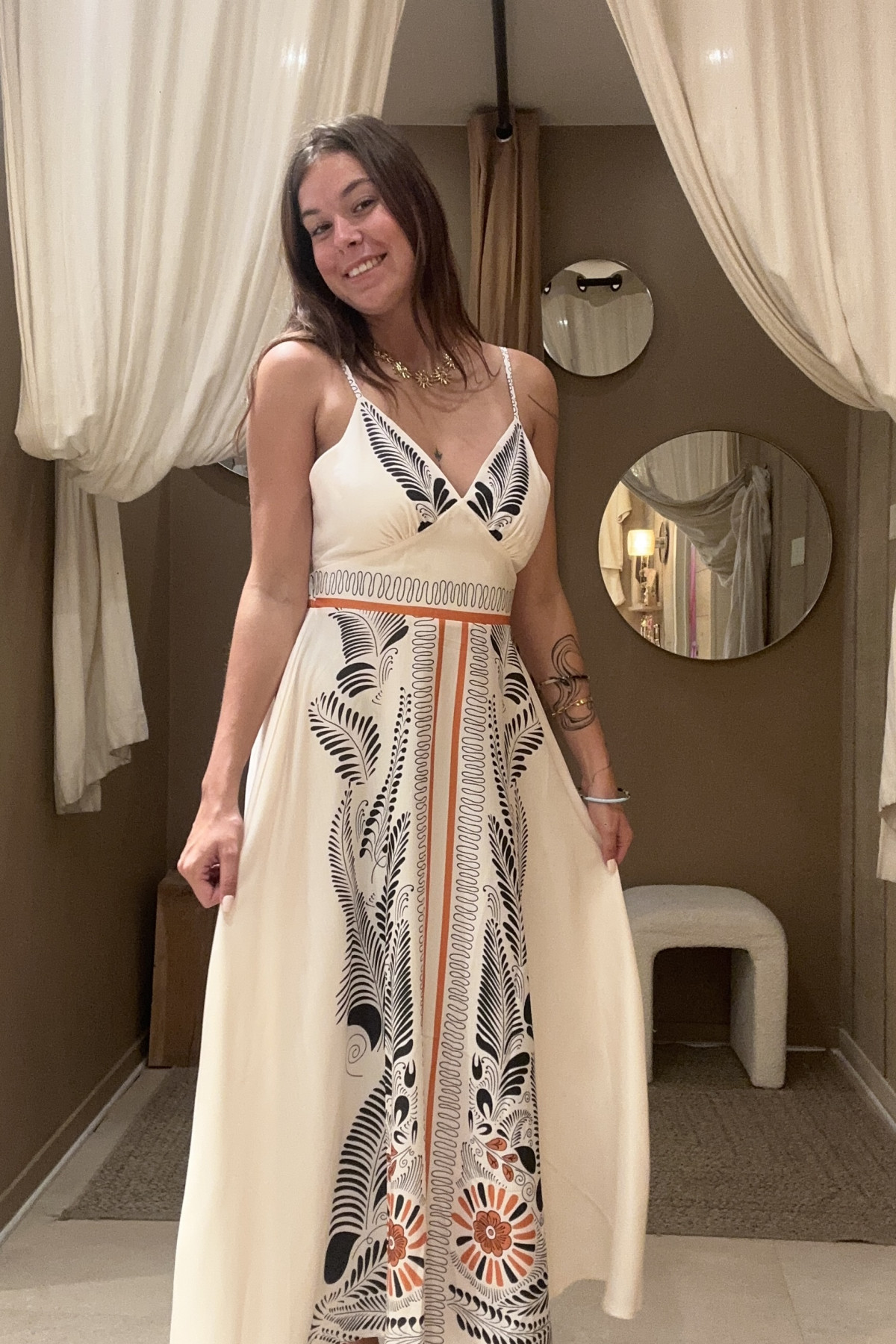 Robe longue écrue à imprimés graphiques, dos nu avec nœud, coupe fluide et féminine (2)