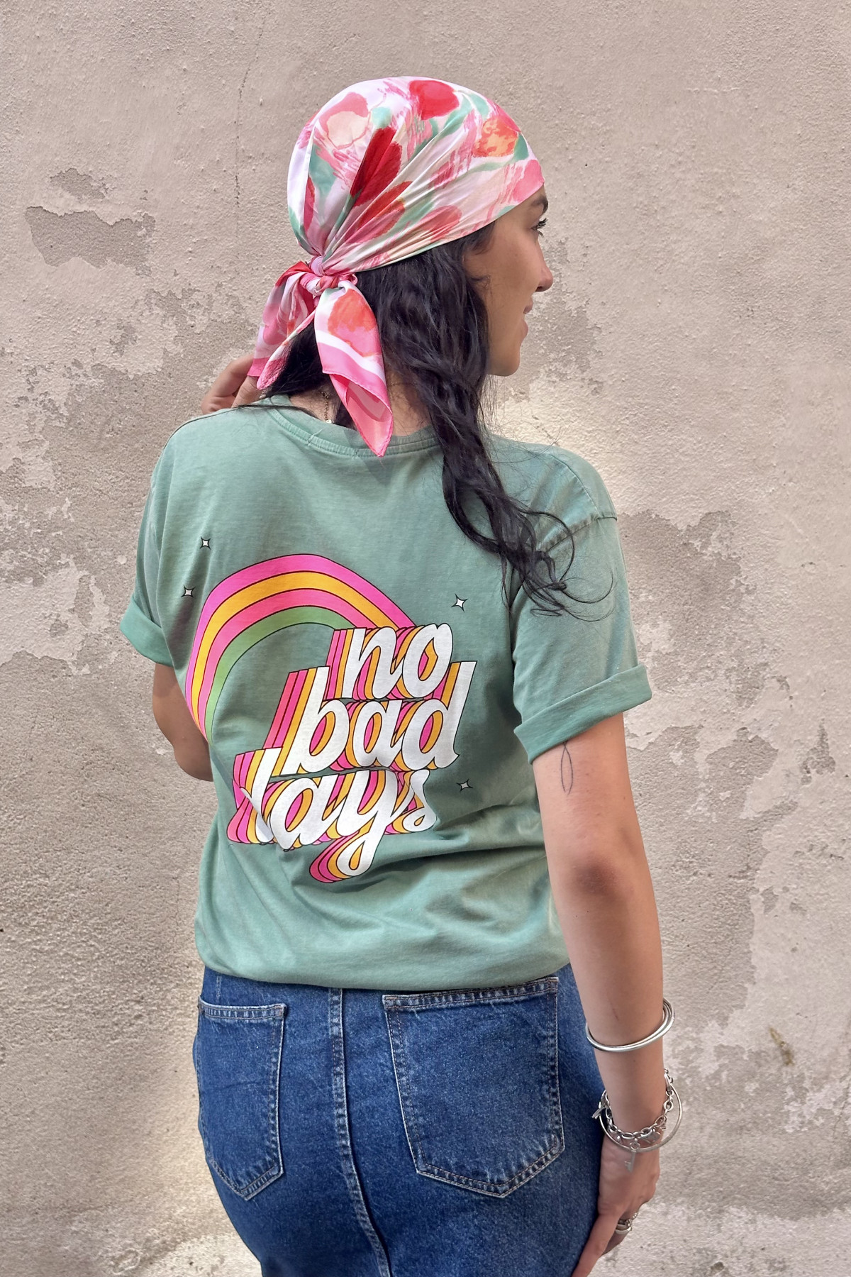T-shirt vert sauge en coton avec imprimé coloré No Bad Days coupe droite (1)