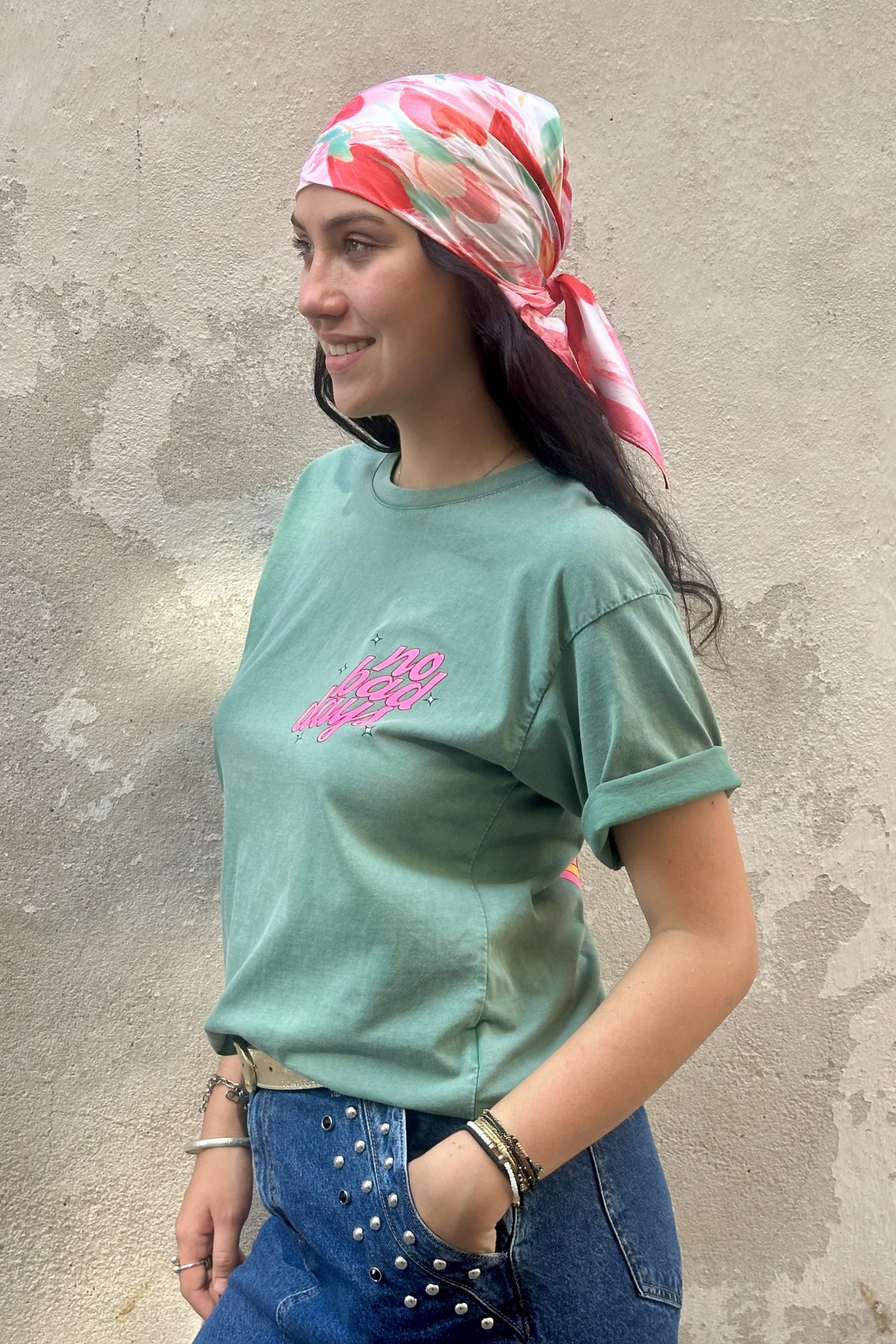 T-shirt vert sauge en coton avec imprimé coloré No Bad Days coupe droite (2)