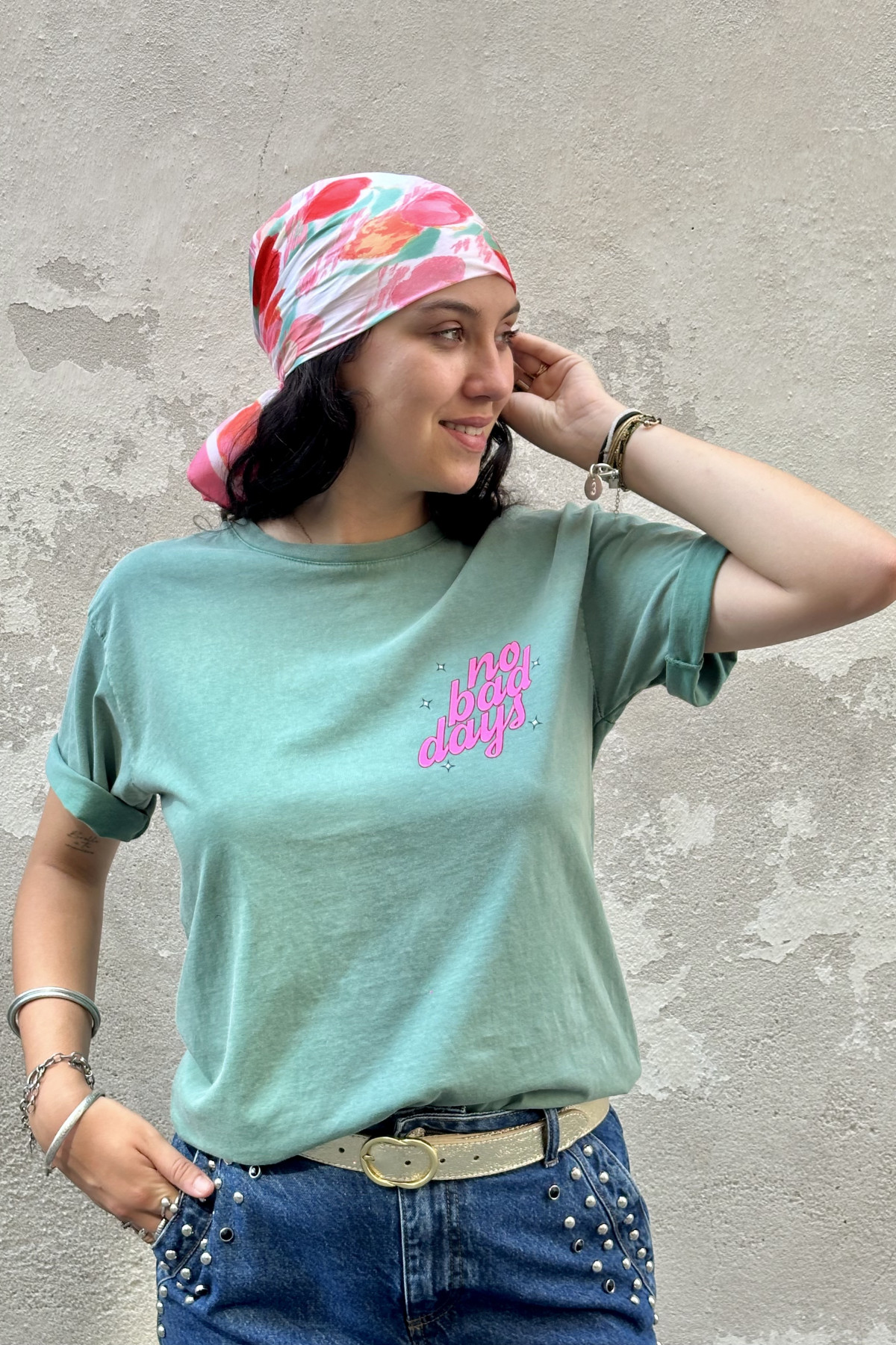 T-shirt vert sauge en coton avec imprimé coloré No Bad Days coupe droite (3)