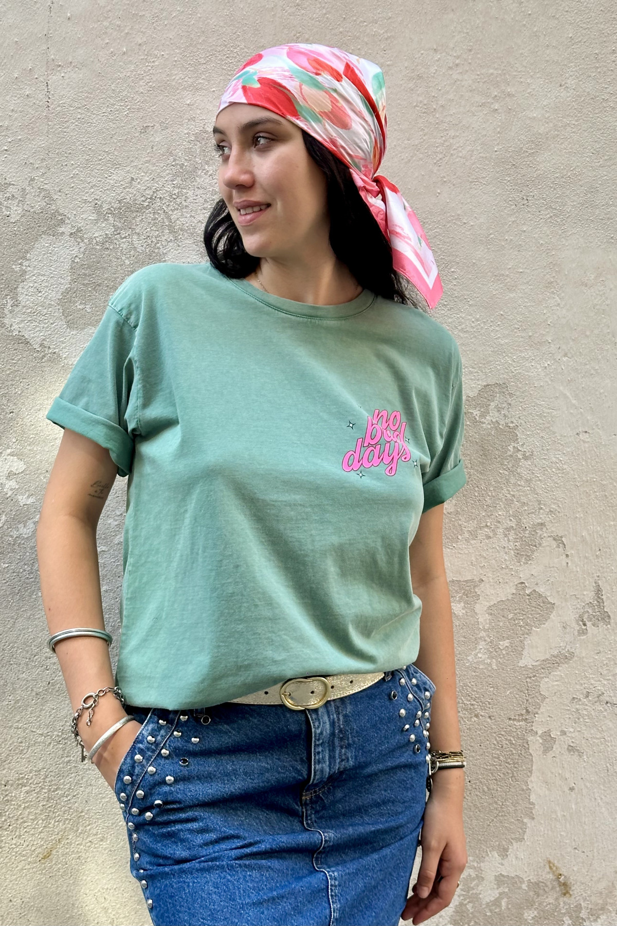 T-shirt vert sauge en coton avec imprimé coloré No Bad Days coupe droite (4)