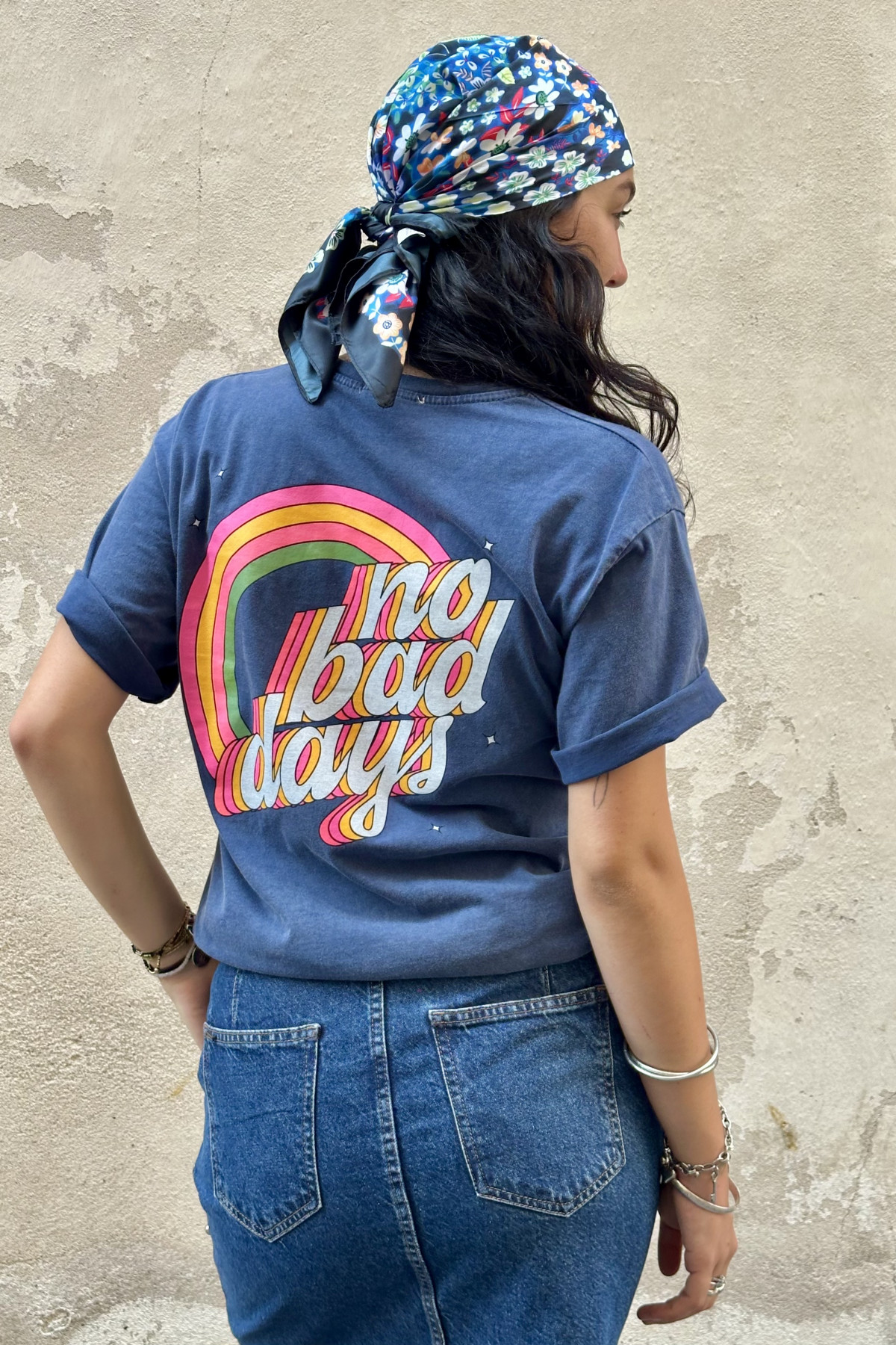 T-shirt bleu en coton avec imprimé rétro No Bad Days et arc-en-ciel coupe droite (3)