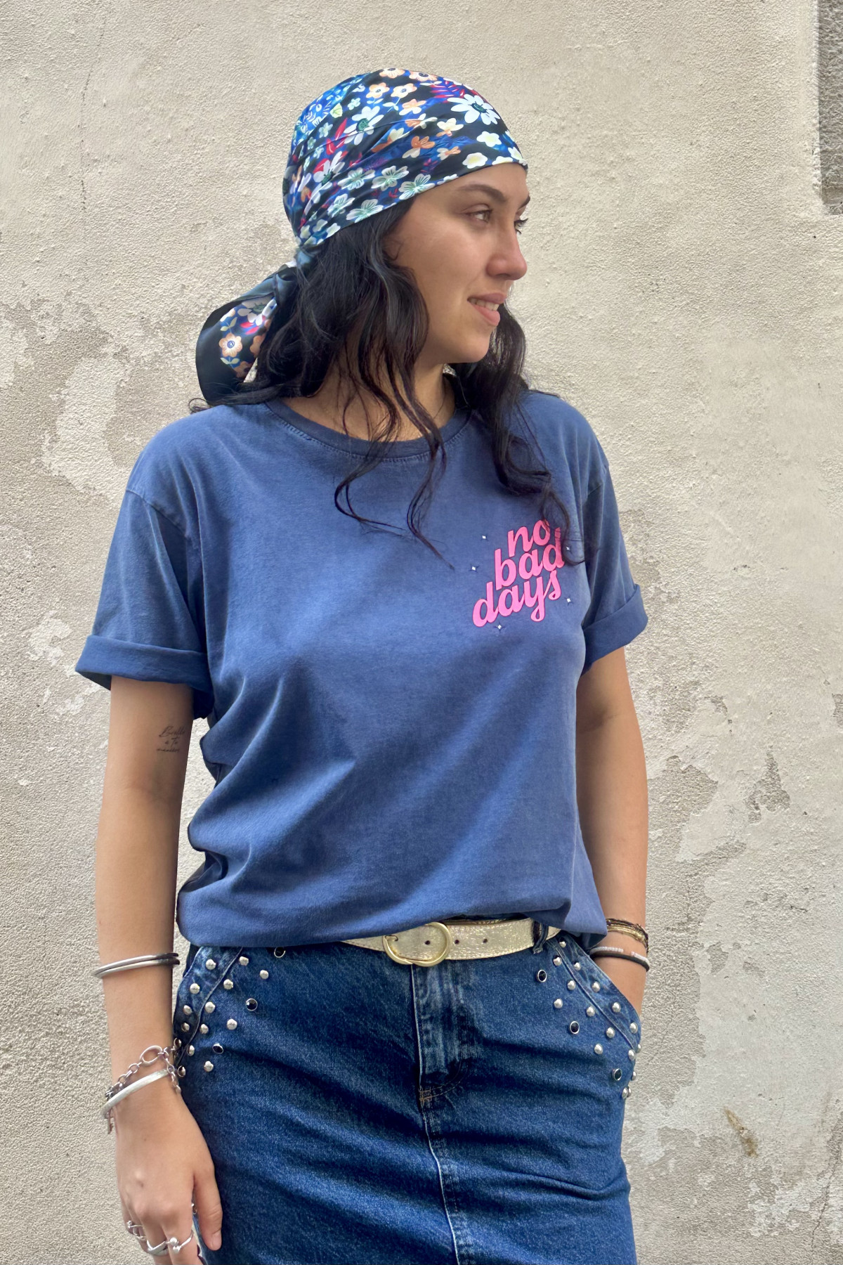 T-shirt bleu en coton avec imprimé rétro No Bad Days et arc-en-ciel coupe droite (4)