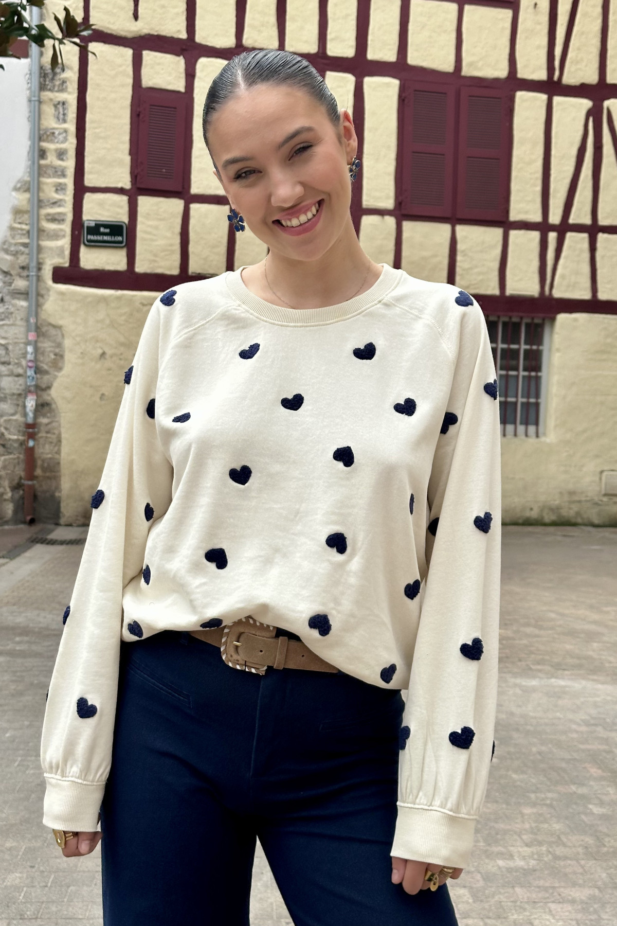 Pull écru ICHI en coton cœurs bleu marine brodés coupe droite et manches longues (1)