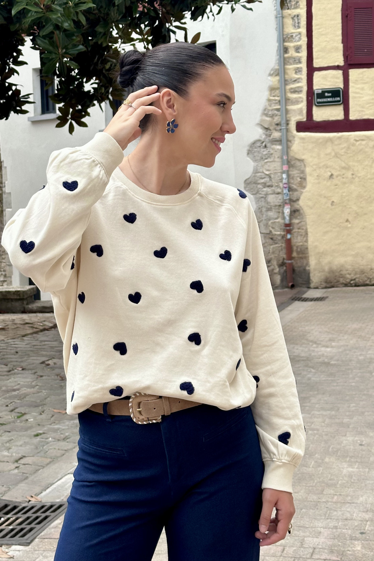 Pull écru ICHI en coton cœurs bleu marine brodés coupe droite et manches longues (2)