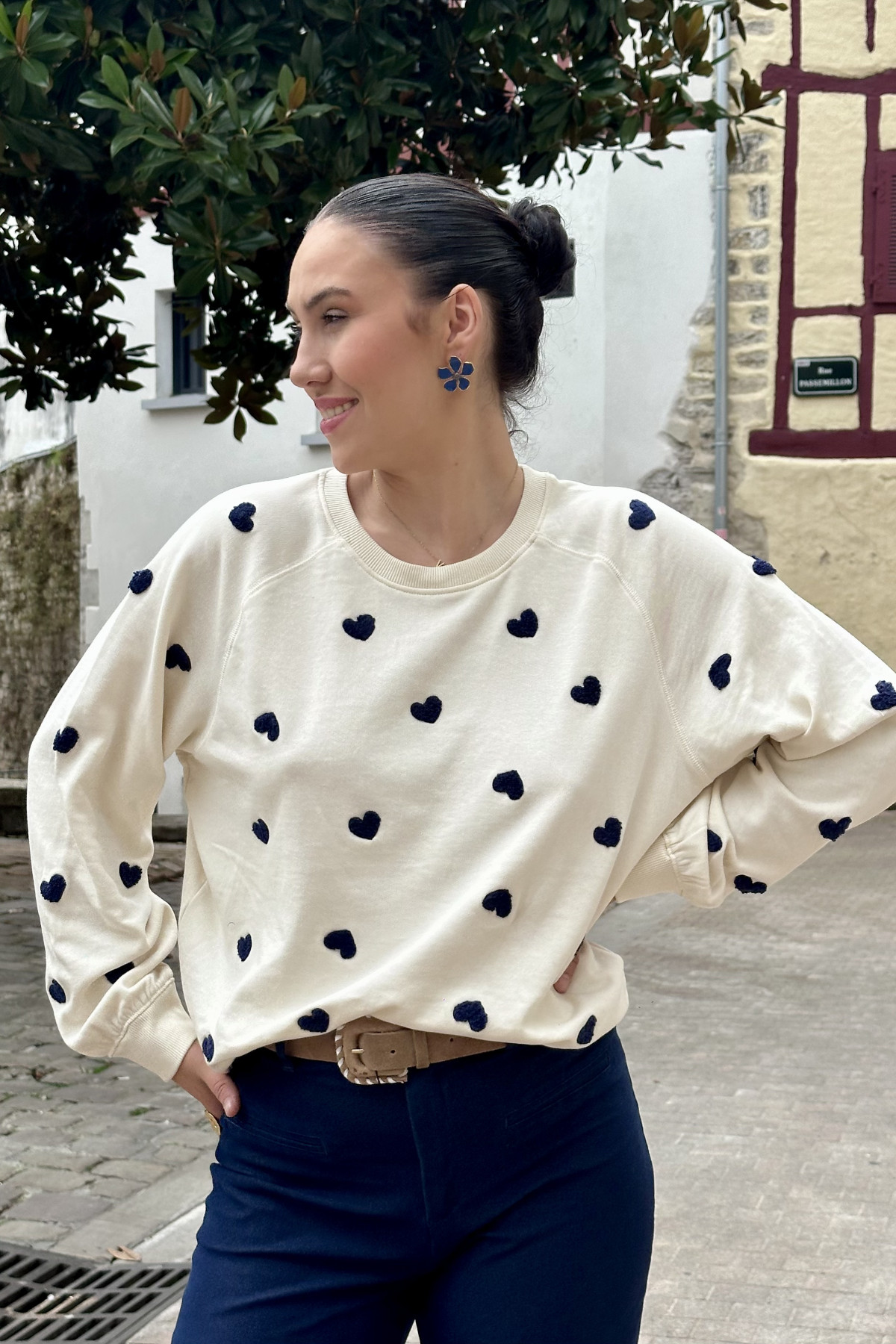 Pull écru ICHI en coton cœurs bleu marine brodés coupe droite et manches longues (3)