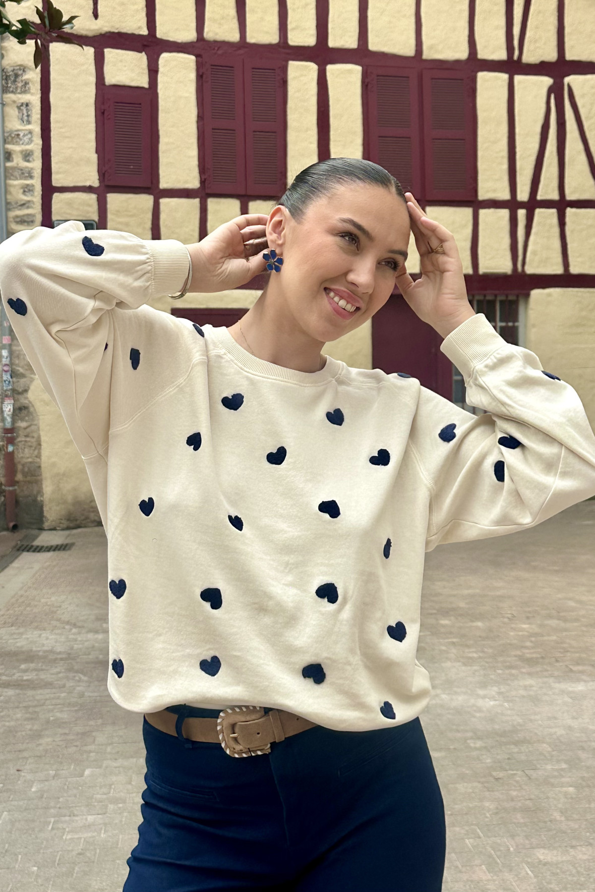 Pull écru ICHI en coton cœurs bleu marine brodés coupe droite et manches longues (4)