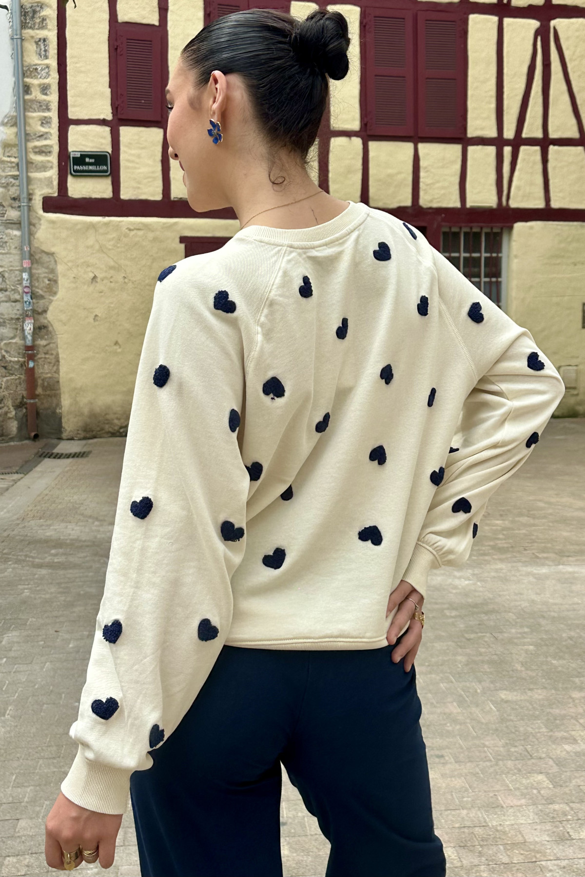 Pull écru ICHI en coton cœurs bleu marine brodés coupe droite et manches longues (5)
