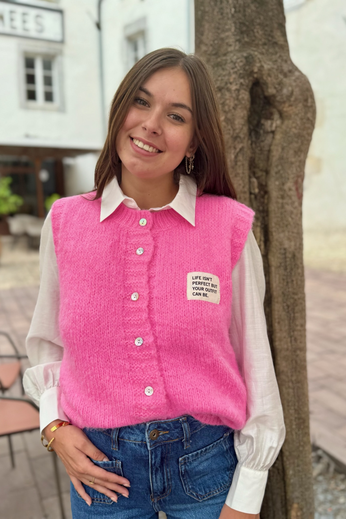Gilet sans manches en maille rose fluo avec patch imprimé et fermeture boutonnée 26279 (3)