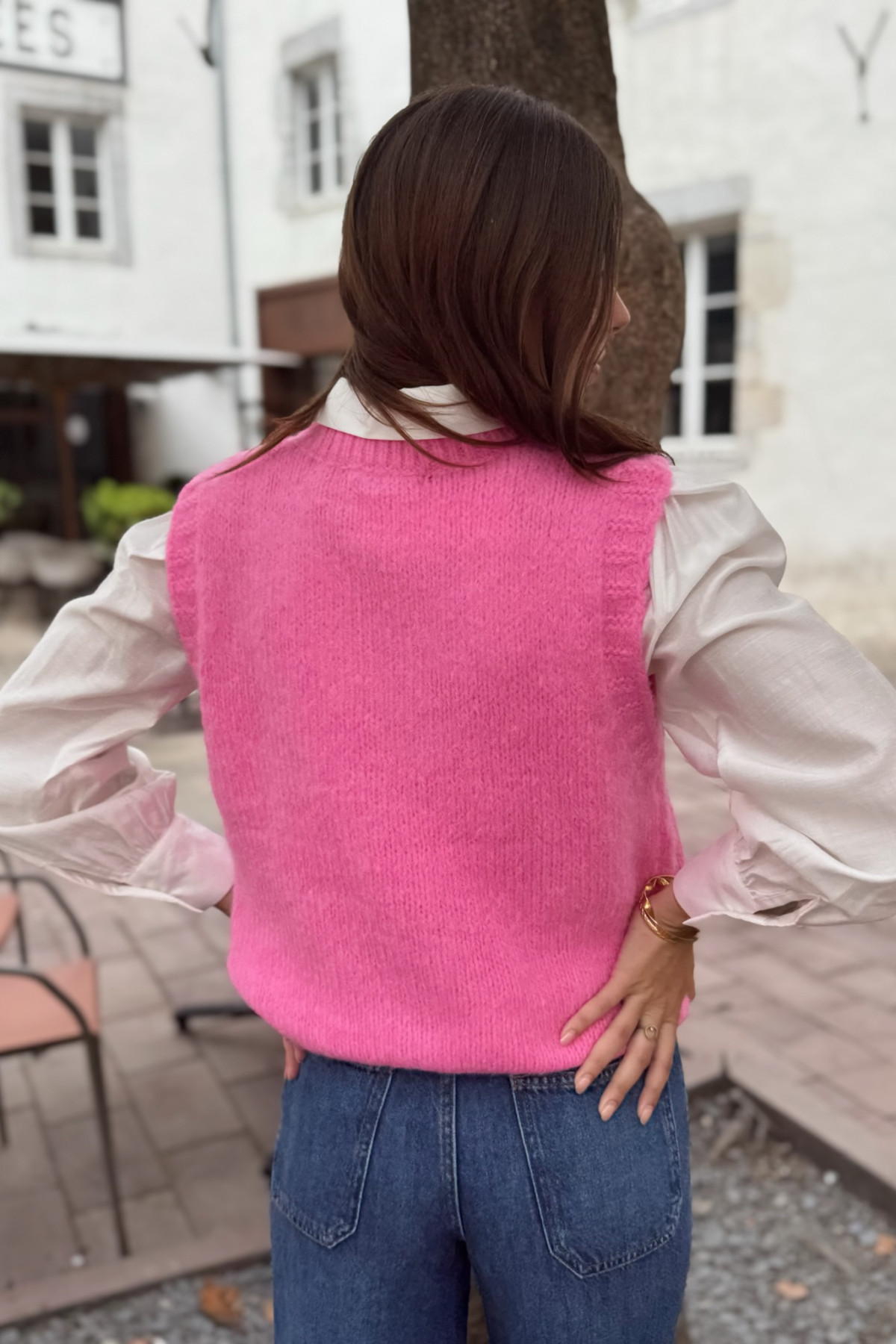 Gilet sans manches en maille rose fluo avec patch imprimé et fermeture boutonnée 26279 (4)