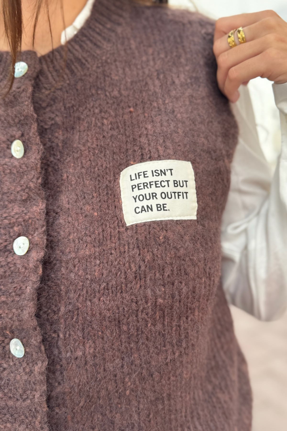 Gilet sans manches en maille marron avec patch imprimé et fermeture boutonnée 26279 (4)