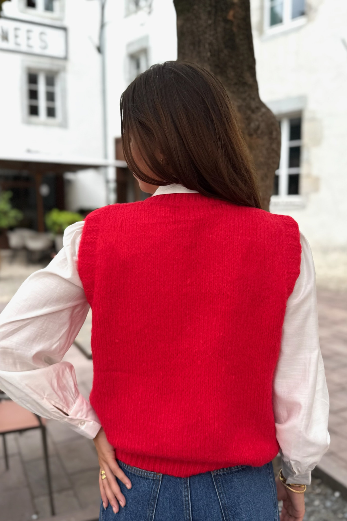 Gilet sans manches rouge en maille avec patch imprimé et fermeture boutonnée 26279 (3)