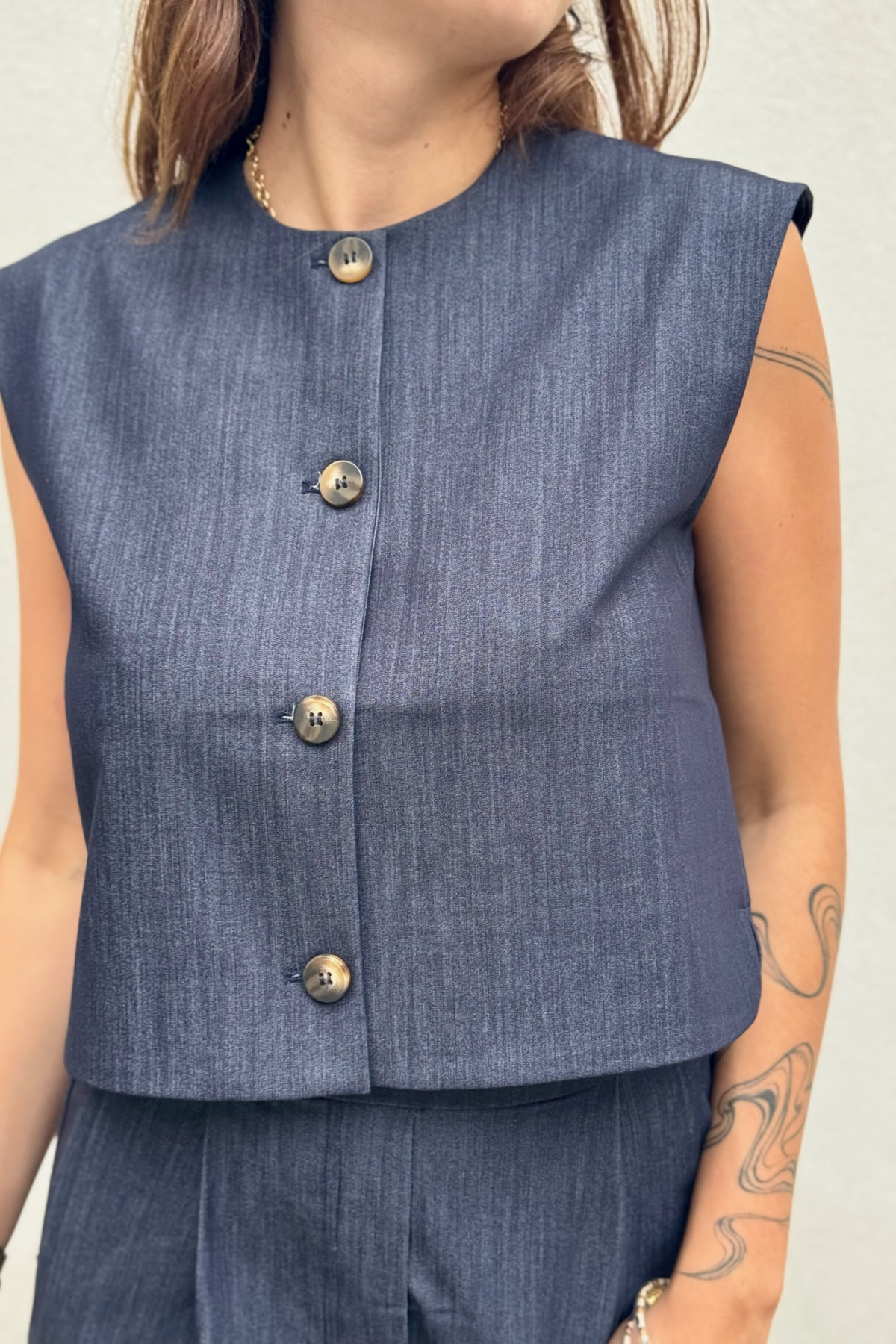 ichi top bleu marine sans manches avec boutons jumi 4432 (3)