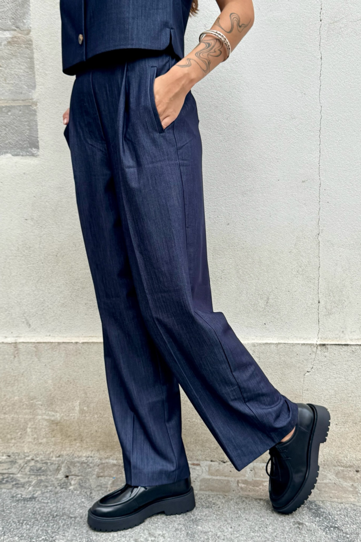 ichi pantalon jumi 4431 à pince bleu marine avec élastique a l'arrière (3)