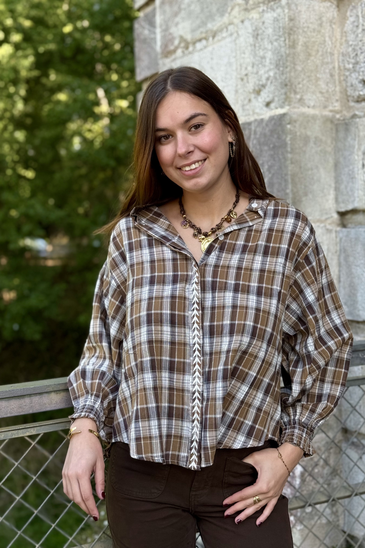 blouse senes à carreaux marron coupe oversize avec broderies (1)