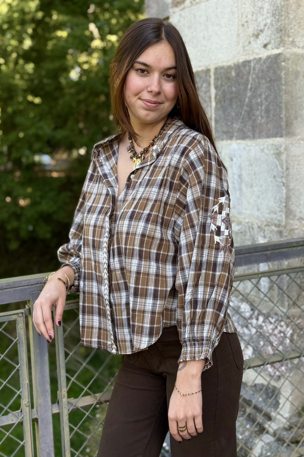 blouse senes à carreaux marron coupe oversize avec broderies (2)