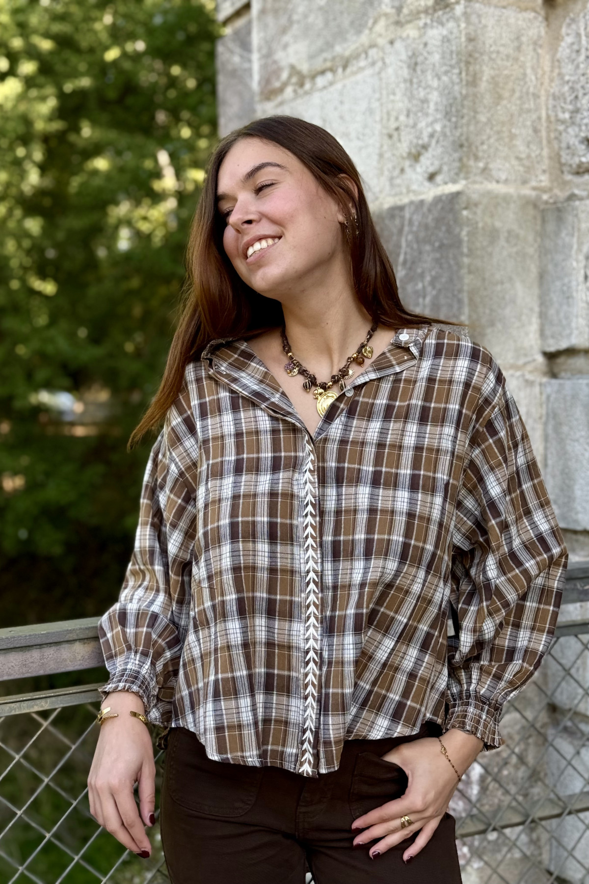 blouse senes à carreaux marron coupe oversize avec broderies (3)