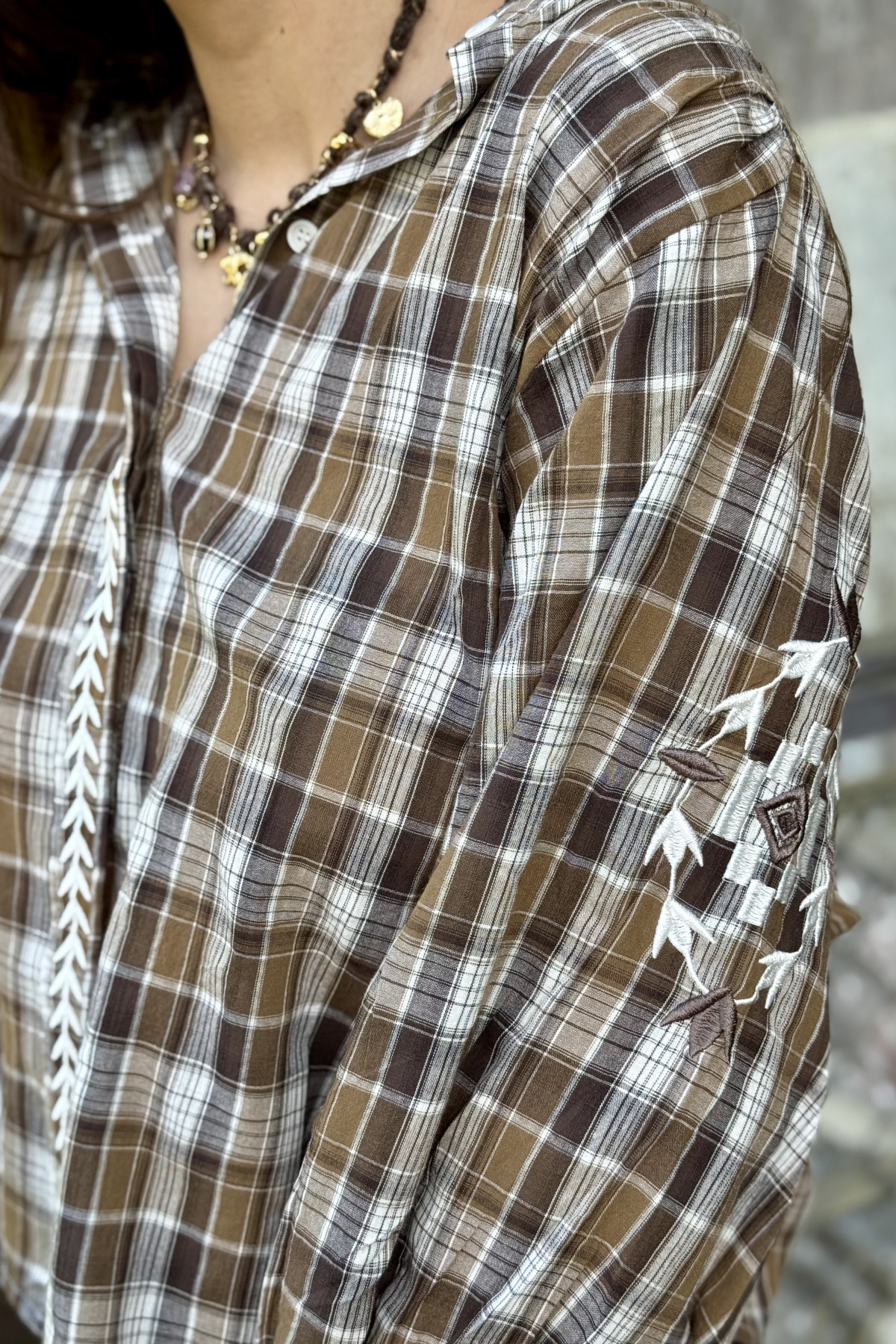 blouse senes à carreaux marron coupe oversize avec broderies (4)