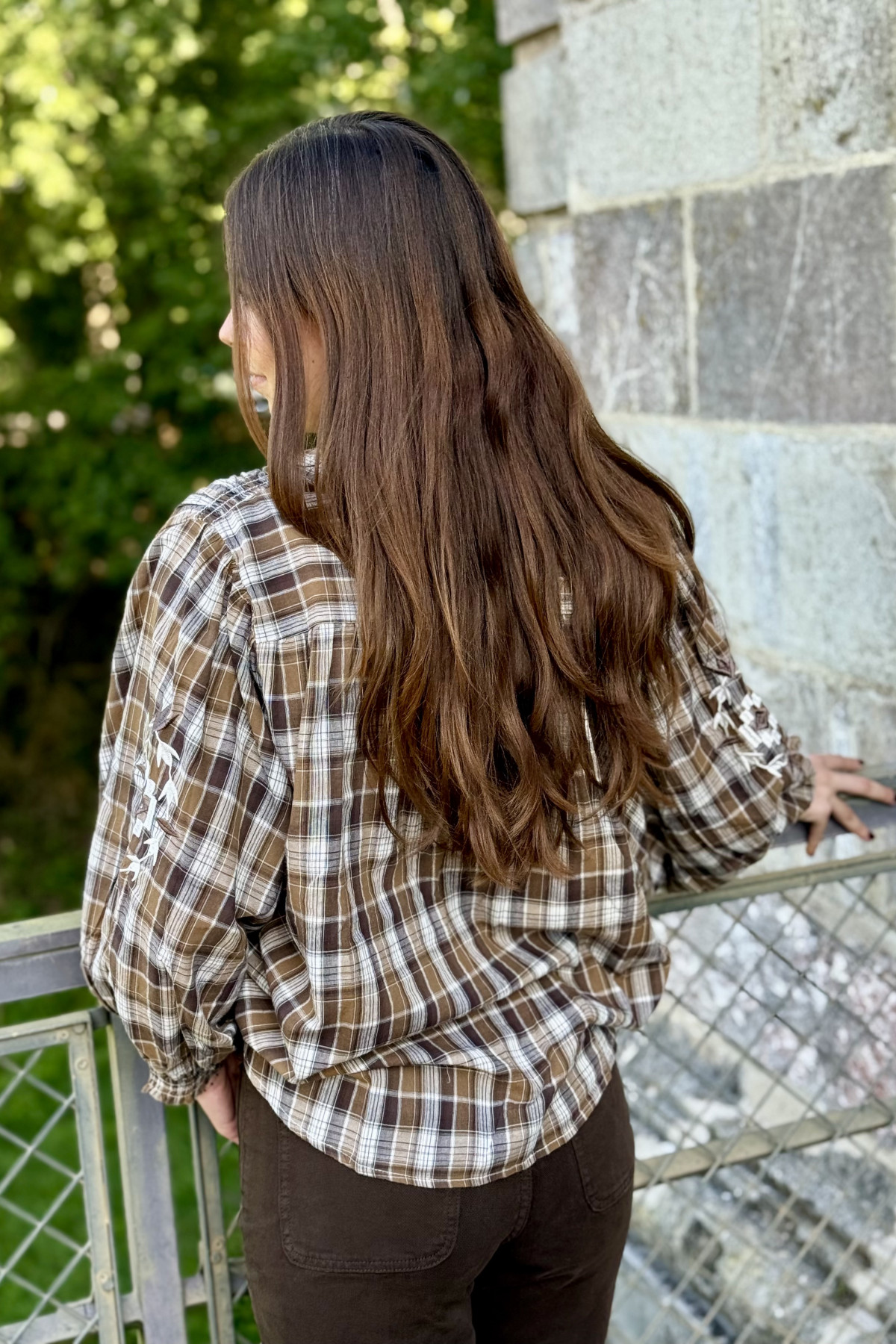 blouse senes à carreaux marron coupe oversize avec broderies (5)