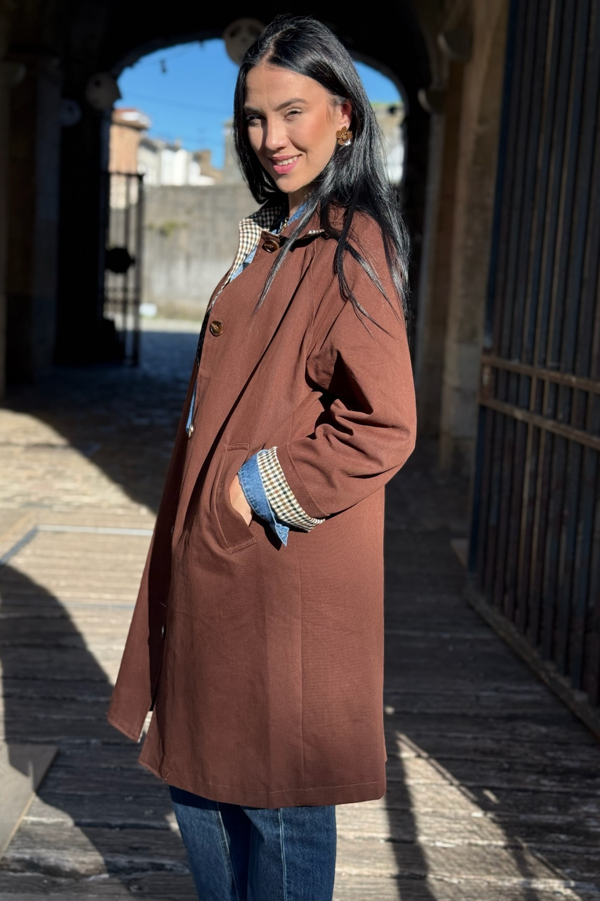 Trench mi long marron charlior imprimé vichy (3)