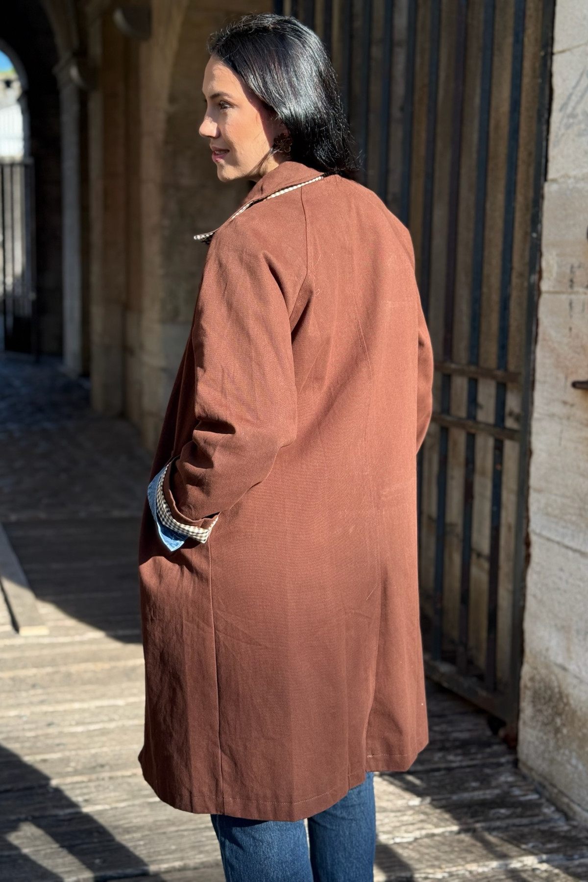 Trench mi long marron charlior imprimé vichy (4)