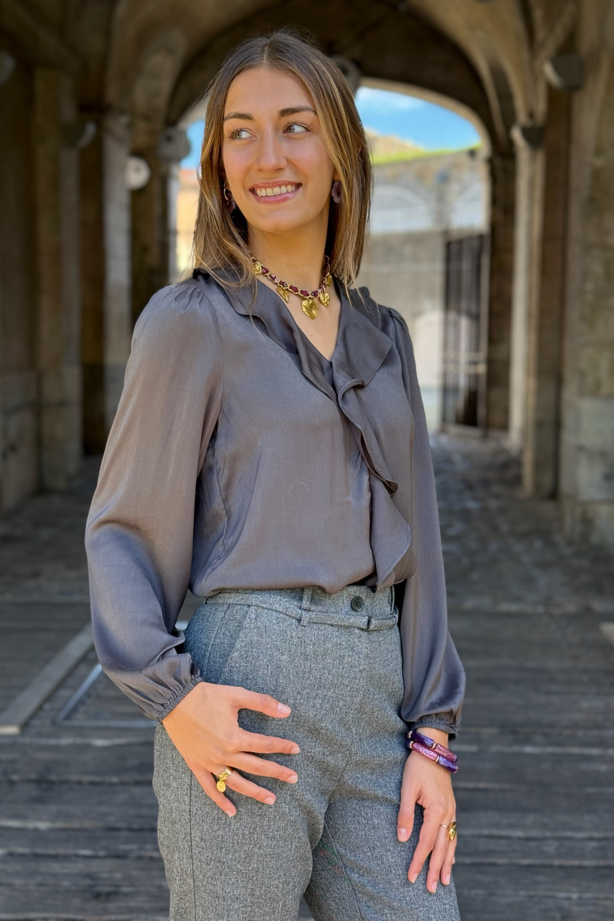 blouse b young grise satinée igomi 8095 col à volant (2)