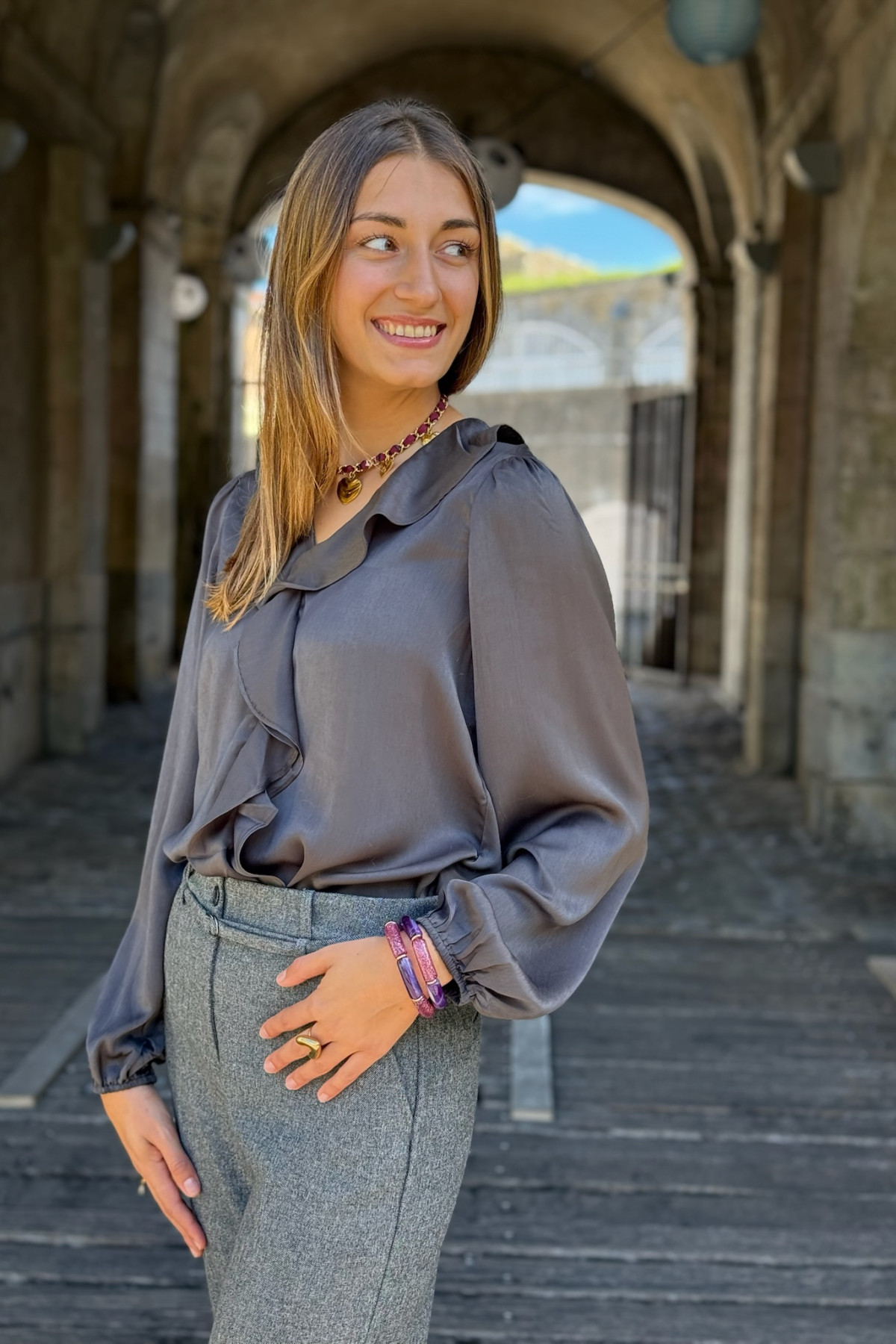 blouse b young grise satinée igomi 8095 col à volant (3)
